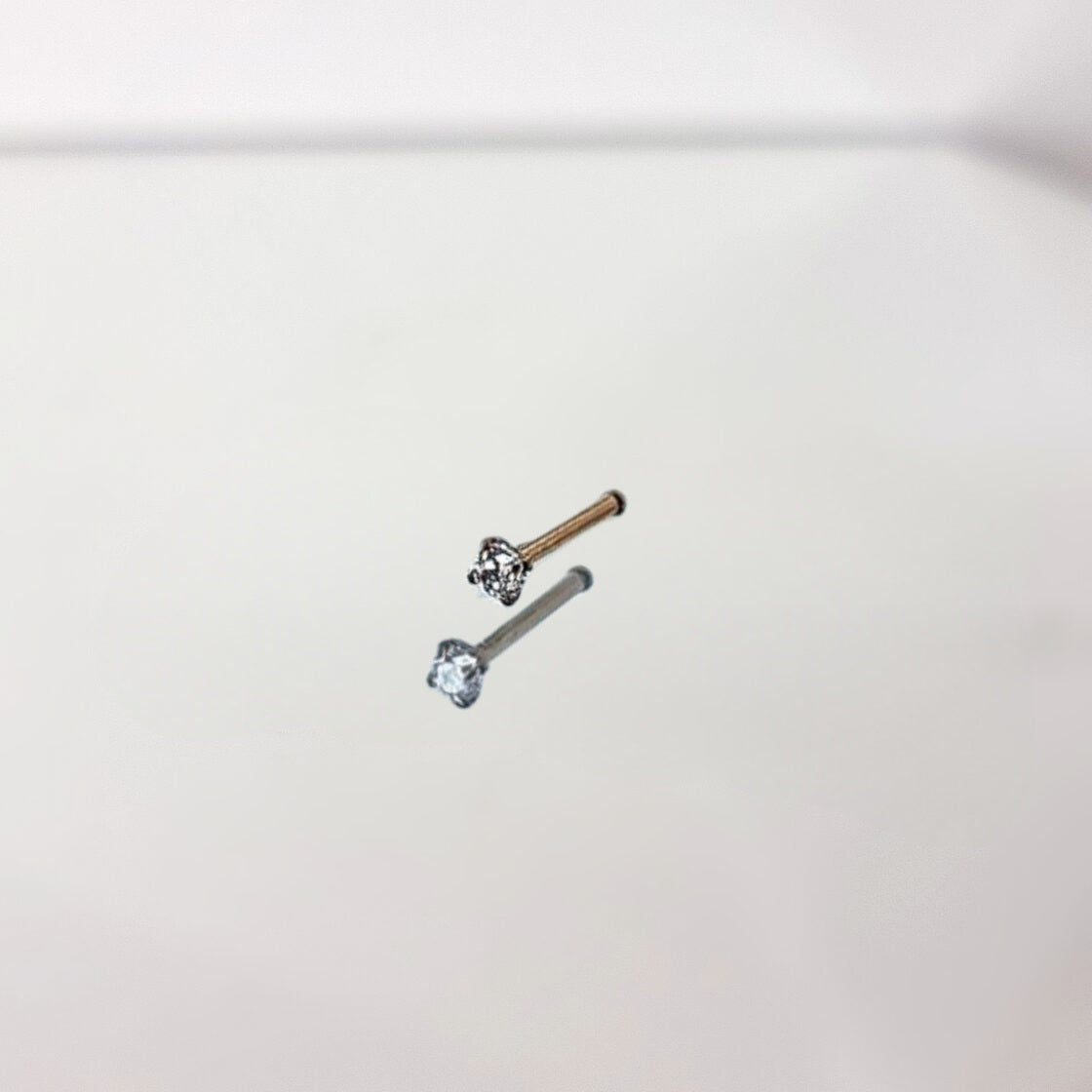 Apzeltīts pīrsings, neizraisa alerģiju, kvalitatīvi pīrsingi, neapsūbē, mitrumizturīgi. Drošs pirkums, ātra piegāde, plašs sortiments, vienkārša atgriešana. Deg…