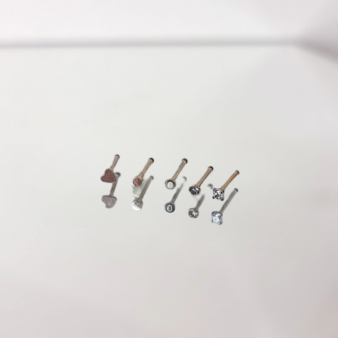 Apzeltīts pīrsings, neizraisa alerģiju, kvalitatīvi pīrsingi, neapsūbē, mitrumizturīgi. Drošs pirkums, ātra piegāde, plašs sortiments, vienkārša atgriešana. Deg…