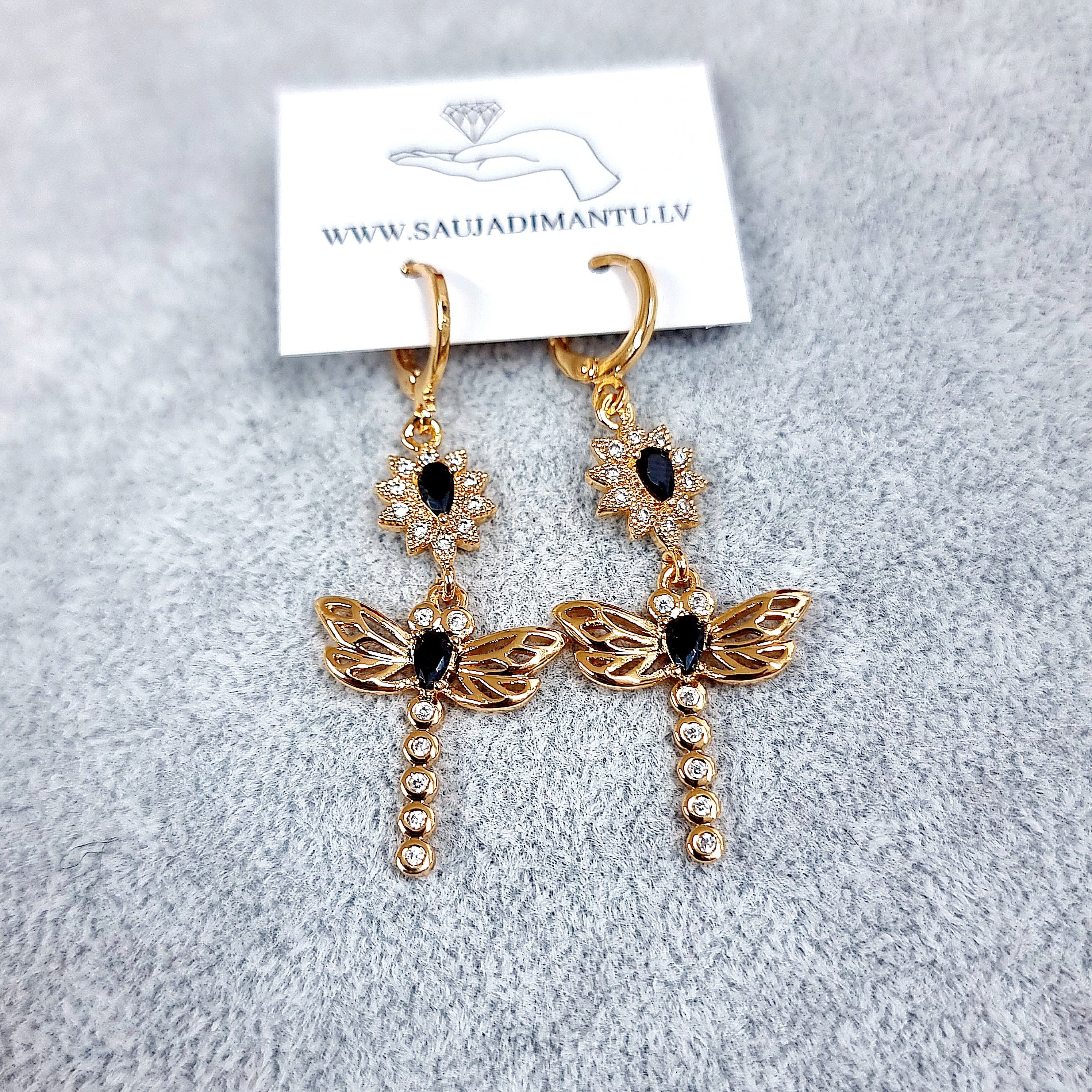 Apzeltīti auskari, neizraisa alerģiju, kvalitatīvi, neapsūbē, mitrumizturīgi. Drošs pirkums, ātra piegāde, plašs sortiments, vienkāršota atgriešana. Klasiski auskari, auskari ikdienai, auskari kāzām, bērniem. Riņķīši, zelta auskari, medicīniskais zelts. Rotaslietas sievietei, moderni auskari, gaumīgi auskari, dāvana.