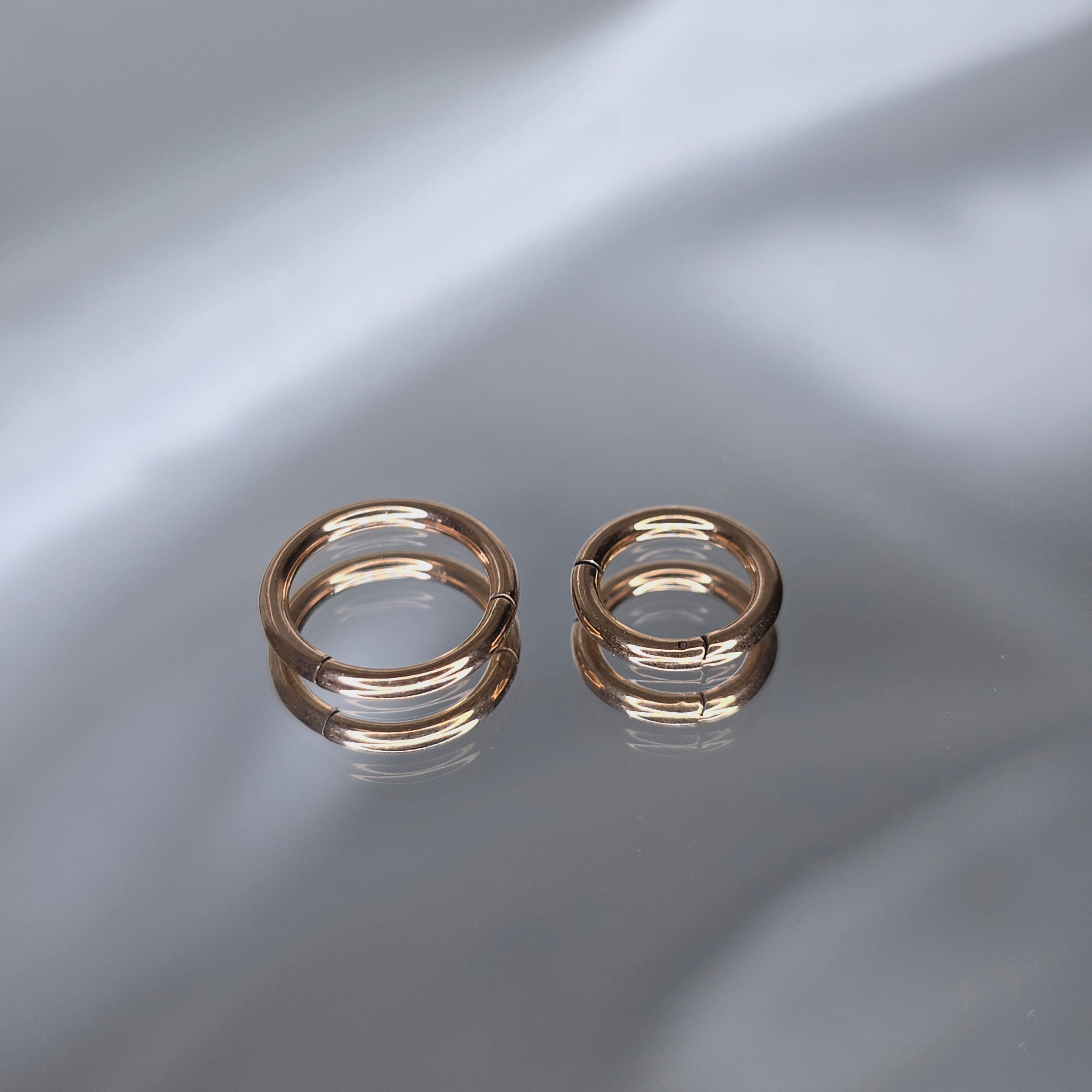 Apzeltīts pīrsings, neizraisa alerģiju, kvalitatīvi pīrsingi, neapsūbē, mitrumizturīgi. Drošs pirkums, ātra piegāde, plašs sortiments, vienkārša atgriešana. Deg…