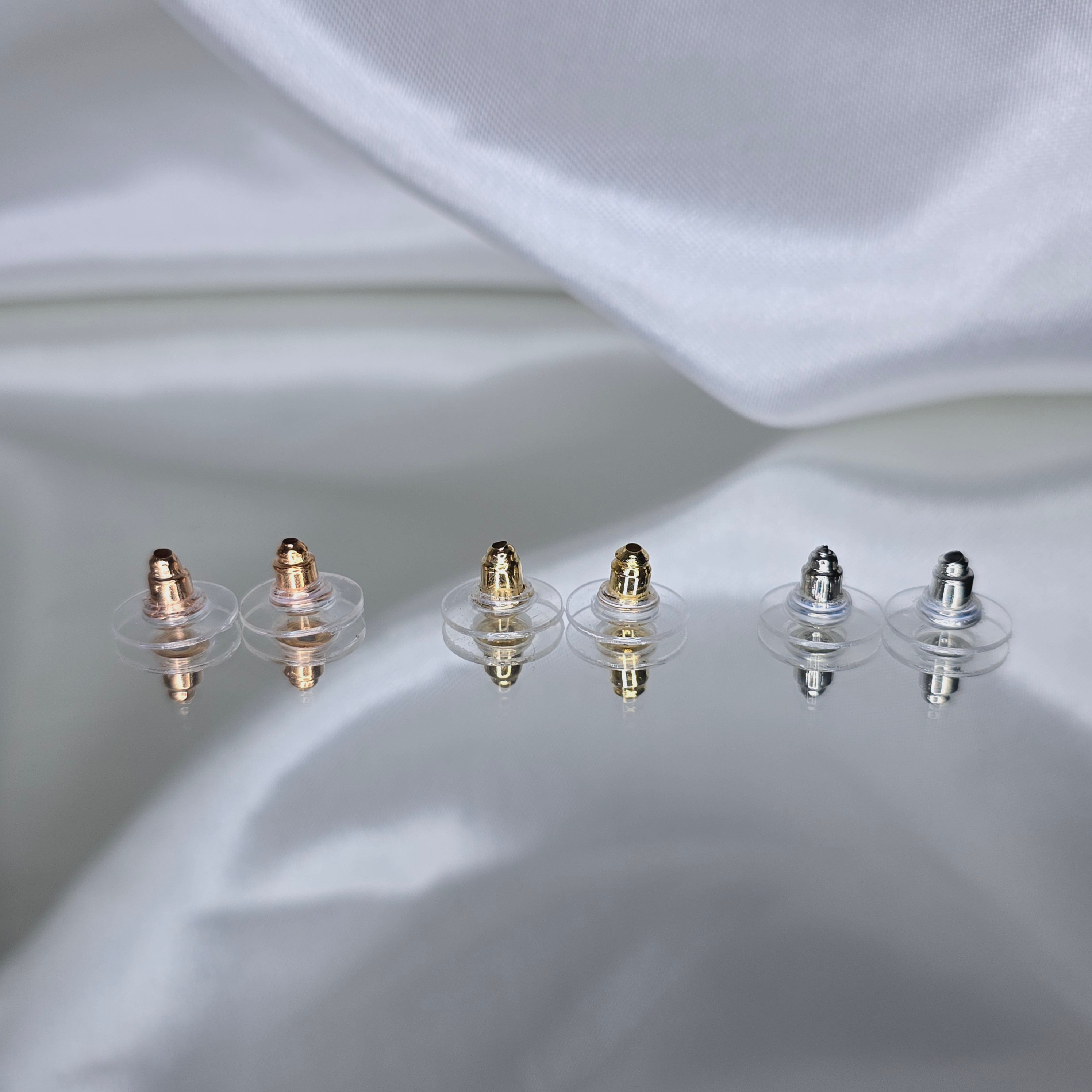 Apzeltīti auskari, neizraisa alerģiju, kvalitatīvi, neapsūbē, mitrumizturīgi. Drošs pirkums, ātra piegāde, plašs sortiments, vienkāršota atgriešana. Klasiski auskari, auskari ikdienai, auskari kāzām, bērniem. Riņķīši, zelta auskari, medicīniskais zelts. Rotaslietas sievietei, moderni auskari, gaumīgi auskari, dāvana.