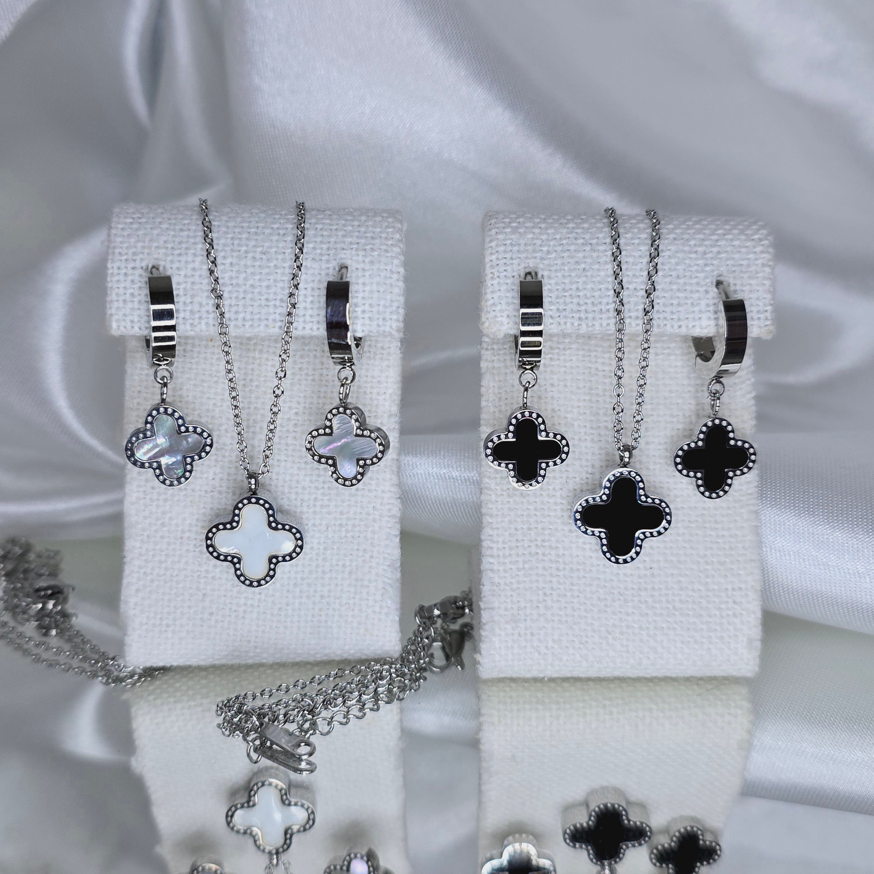 Apzeltīts rotu komplekts, neizraisa alerģiju, kvalitatīvs zelts, neapsūbē, mitrumizturīgs. Drošs pirkums, ātra piegāde, plašs sortiments, vienkāršota atgriešana…