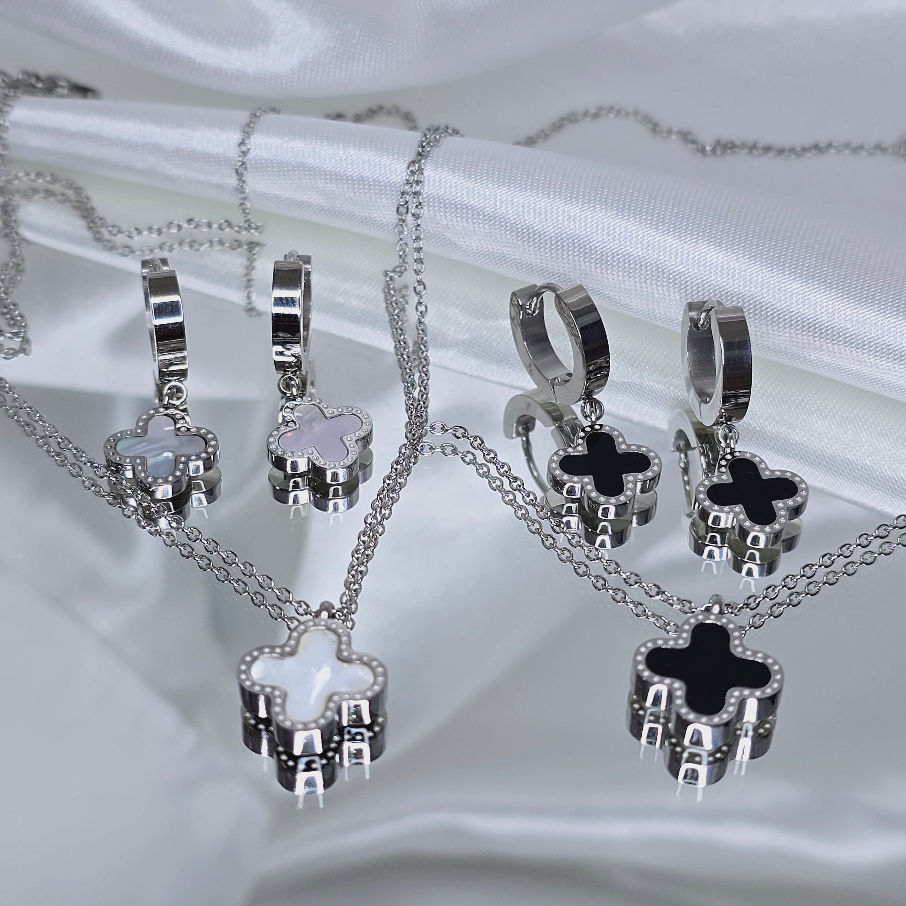 Apzeltīts rotu komplekts, neizraisa alerģiju, kvalitatīvs zelts, neapsūbē, mitrumizturīgs. Drošs pirkums, ātra piegāde, plašs sortiments, vienkāršota atgriešana…