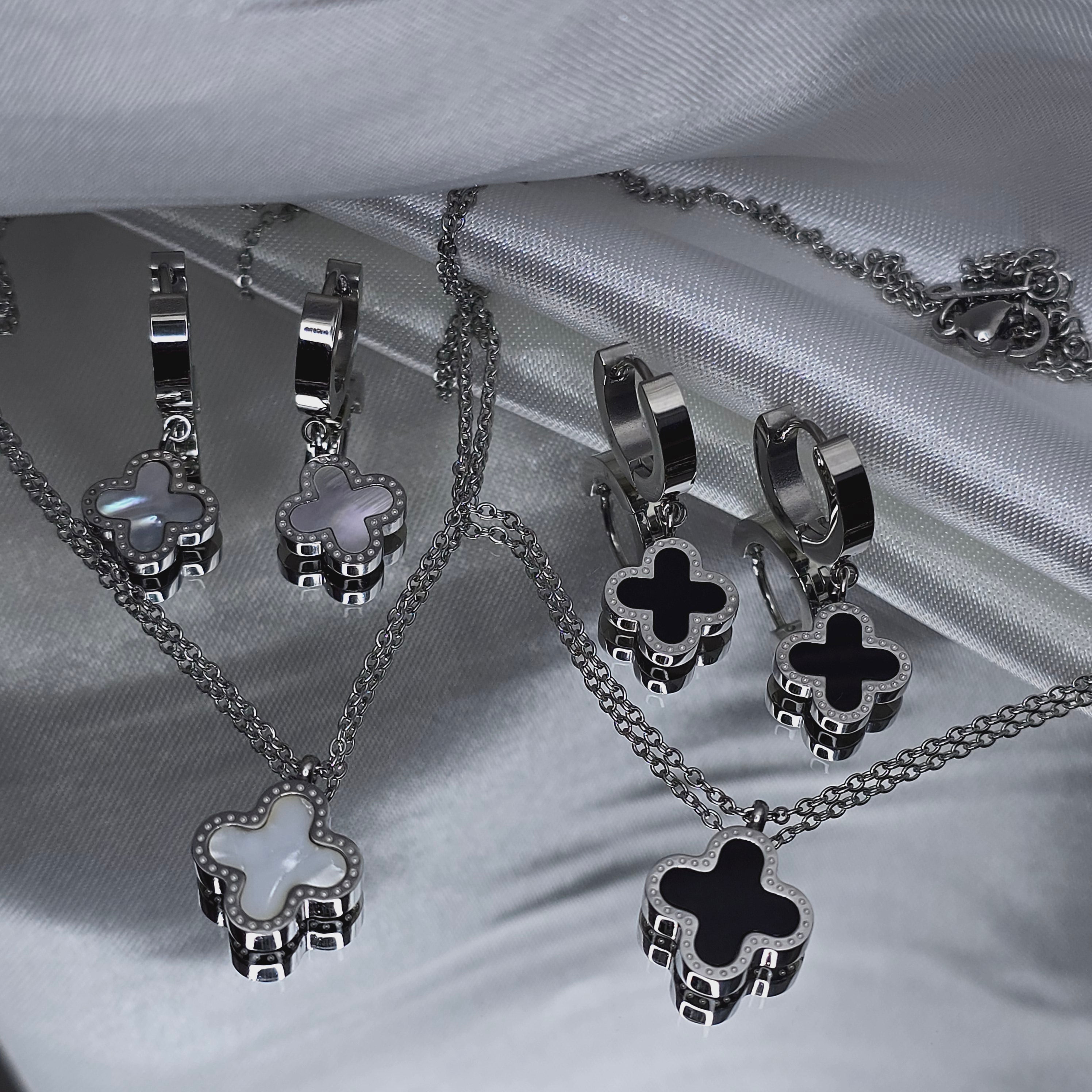 Apzeltīts rotu komplekts, neizraisa alerģiju, kvalitatīvs zelts, neapsūbē, mitrumizturīgs. Drošs pirkums, ātra piegāde, plašs sortiments, vienkāršota atgriešana…