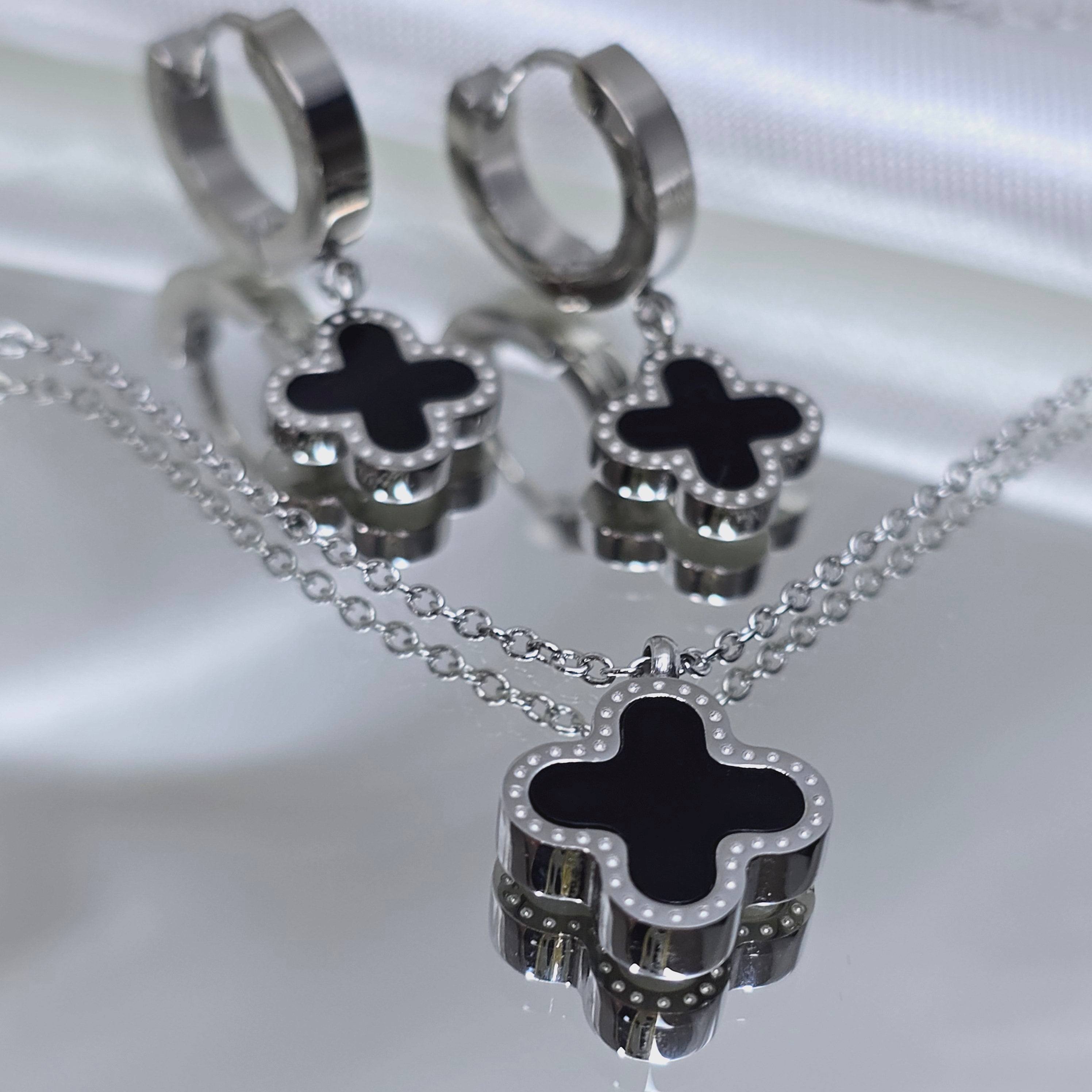 Apzeltīts rotu komplekts, neizraisa alerģiju, kvalitatīvs zelts, neapsūbē, mitrumizturīgs. Drošs pirkums, ātra piegāde, plašs sortiments, vienkāršota atgriešana…