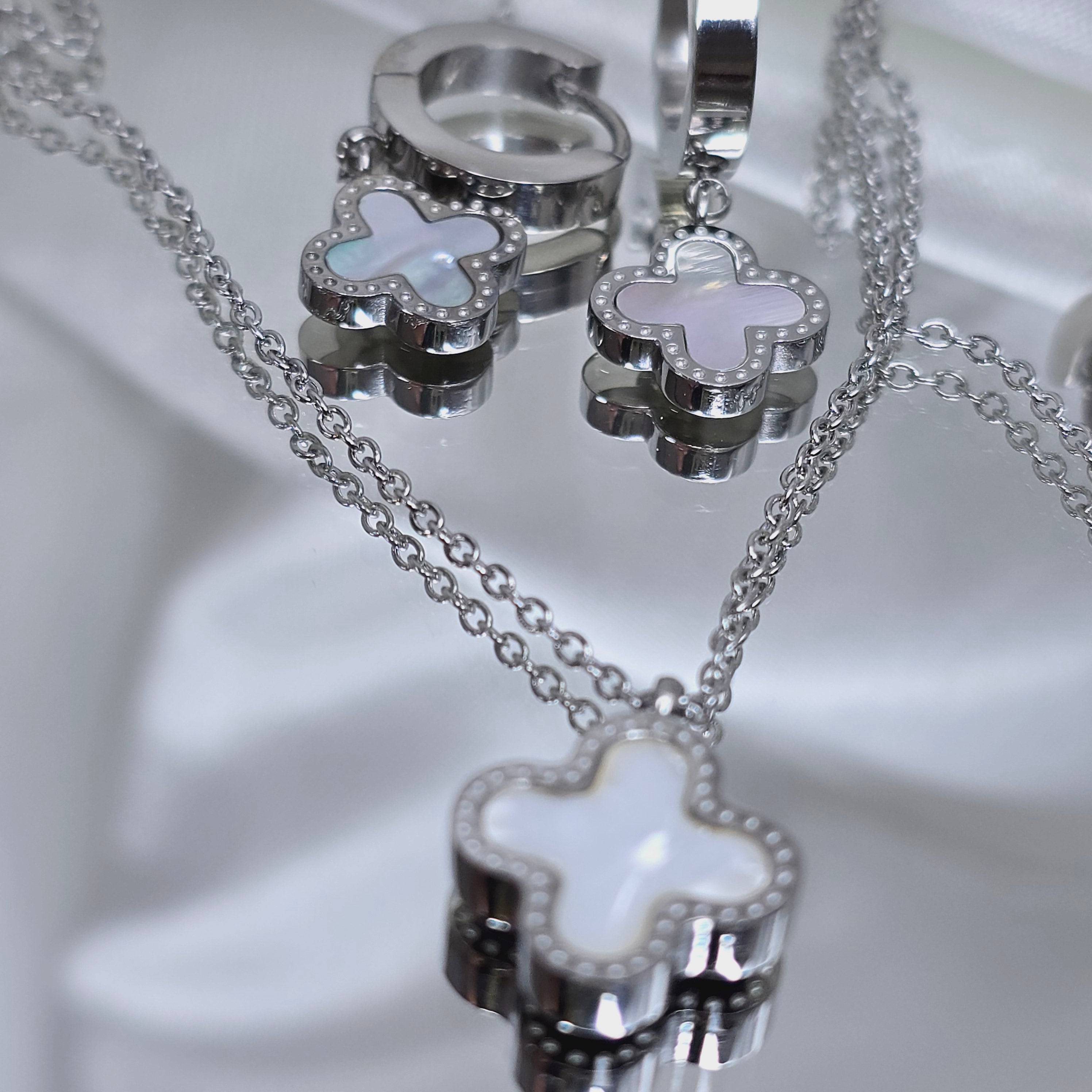 Apzeltīts rotu komplekts, neizraisa alerģiju, kvalitatīvs zelts, neapsūbē, mitrumizturīgs. Drošs pirkums, ātra piegāde, plašs sortiments, vienkāršota atgriešana…