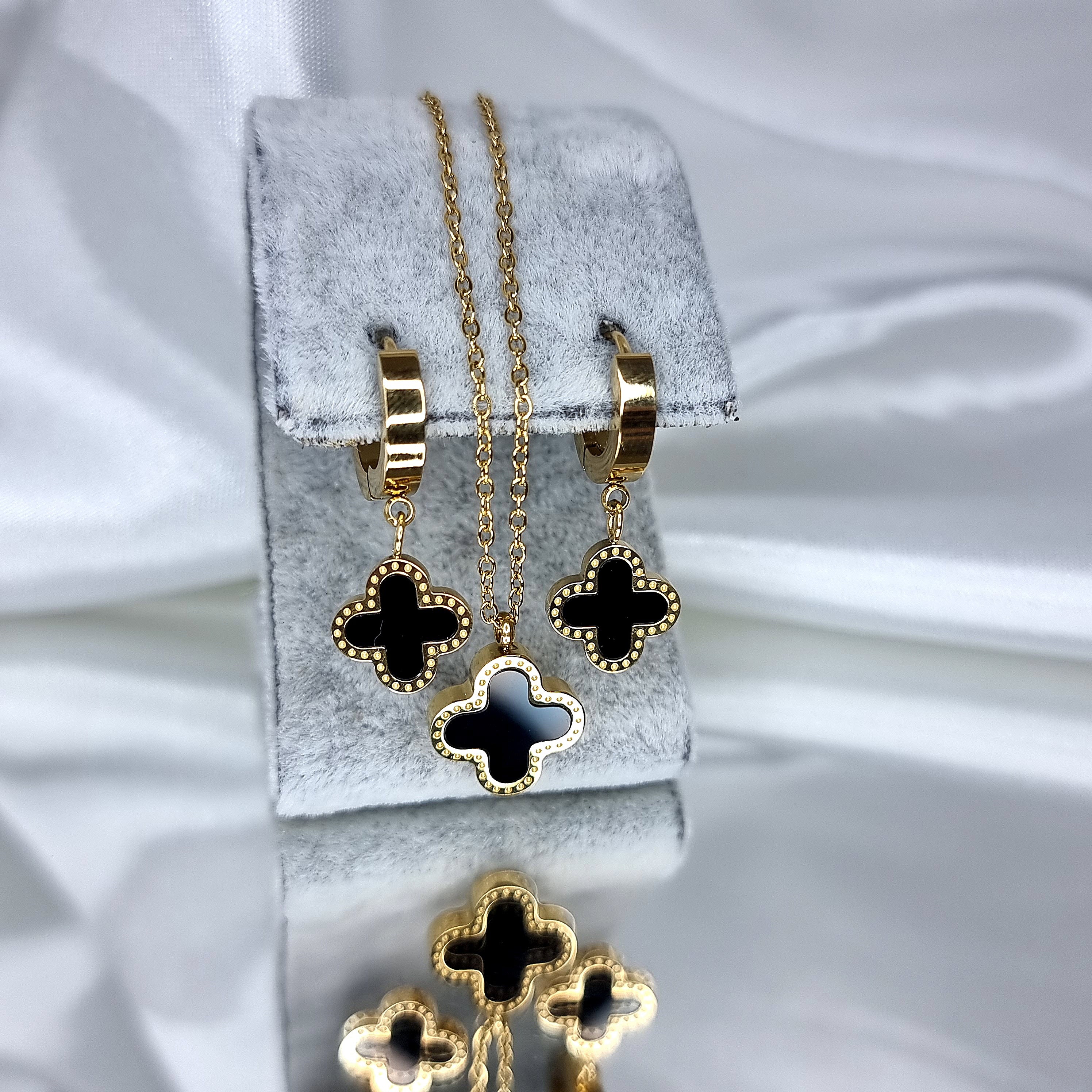 Apzeltīts rotu komplekts, neizraisa alerģiju, kvalitatīvs zelts, neapsūbē, mitrumizturīgs. Drošs pirkums, ātra piegāde, plašs sortiments, vienkāršota atgriešana…