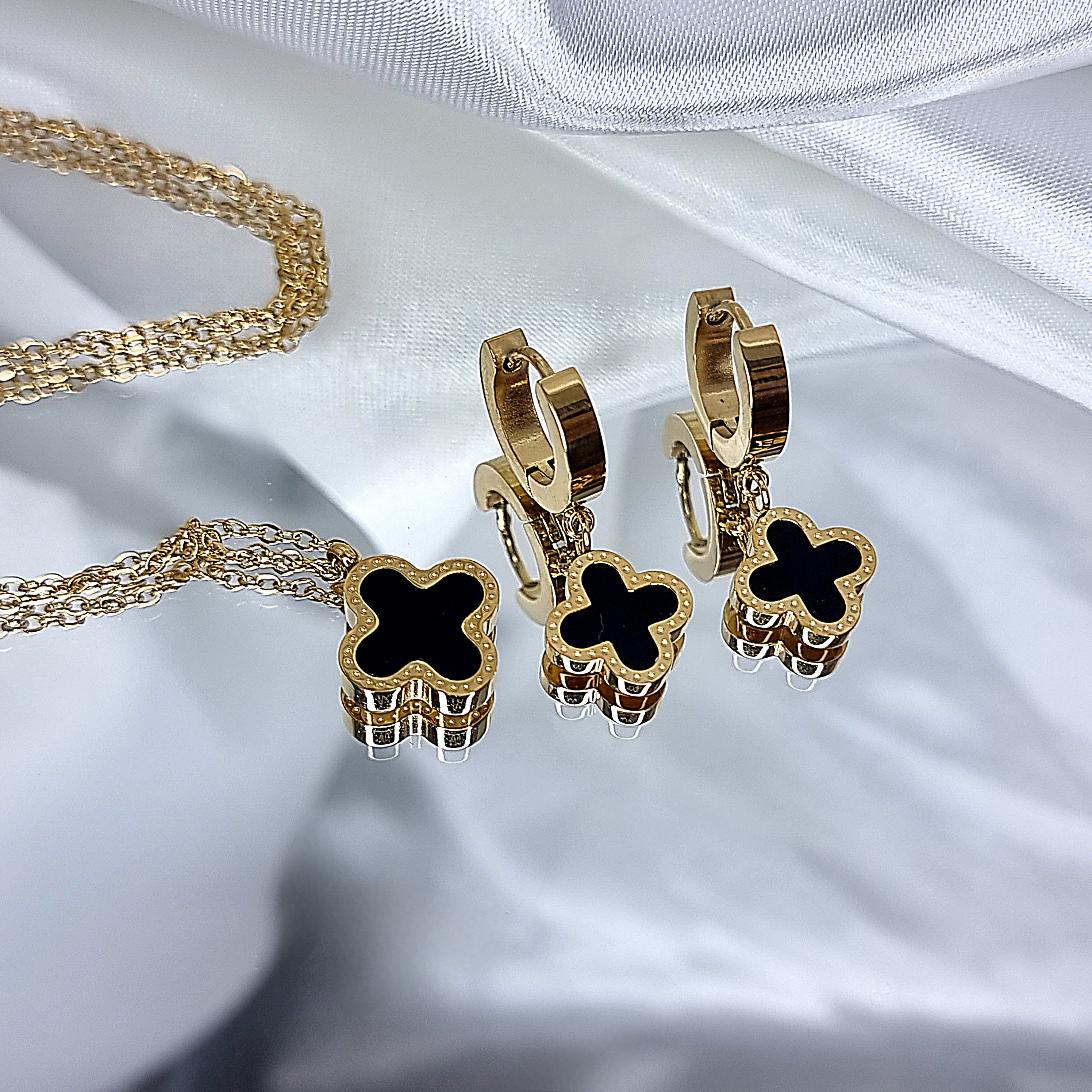 Apzeltīts rotu komplekts, neizraisa alerģiju, kvalitatīvs zelts, neapsūbē, mitrumizturīgs. Drošs pirkums, ātra piegāde, plašs sortiments, vienkāršota atgriešana…