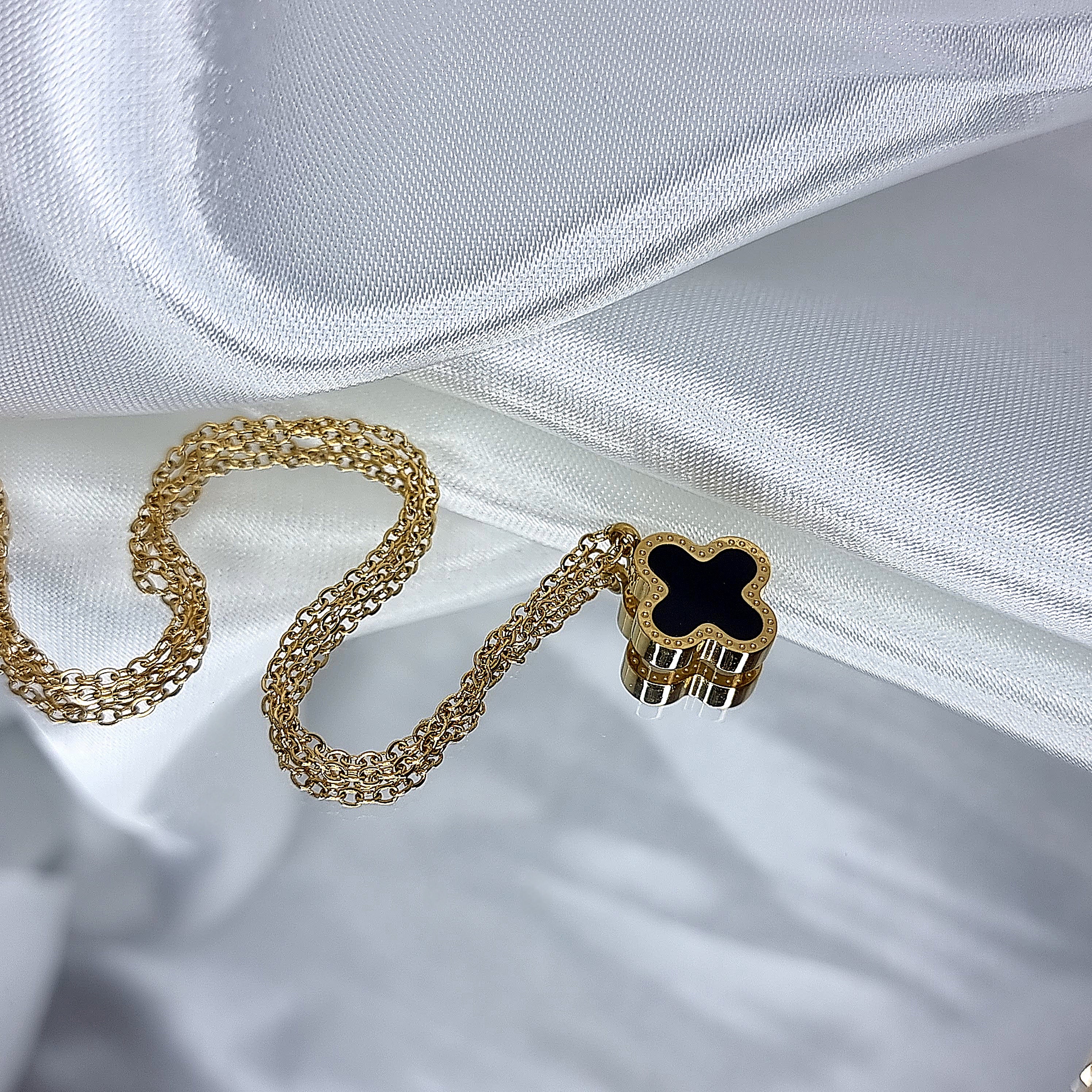 Apzeltīts rotu komplekts, neizraisa alerģiju, kvalitatīvs zelts, neapsūbē, mitrumizturīgs. Drošs pirkums, ātra piegāde, plašs sortiments, vienkāršota atgriešana…