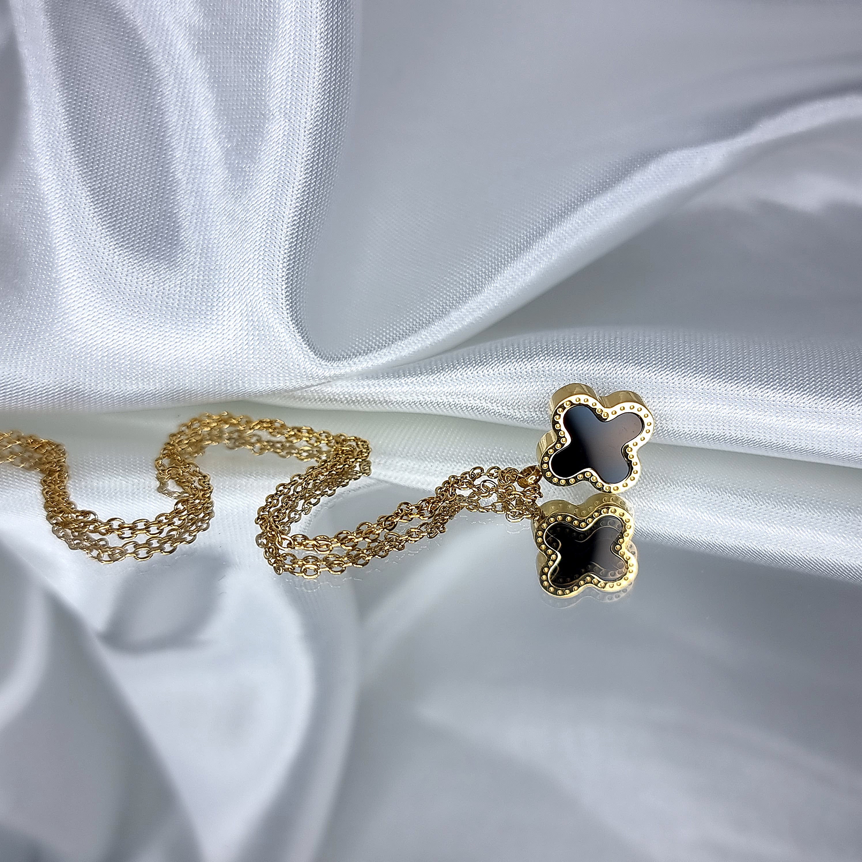 Apzeltīts rotu komplekts, neizraisa alerģiju, kvalitatīvs zelts, neapsūbē, mitrumizturīgs. Drošs pirkums, ātra piegāde, plašs sortiments, vienkāršota atgriešana…