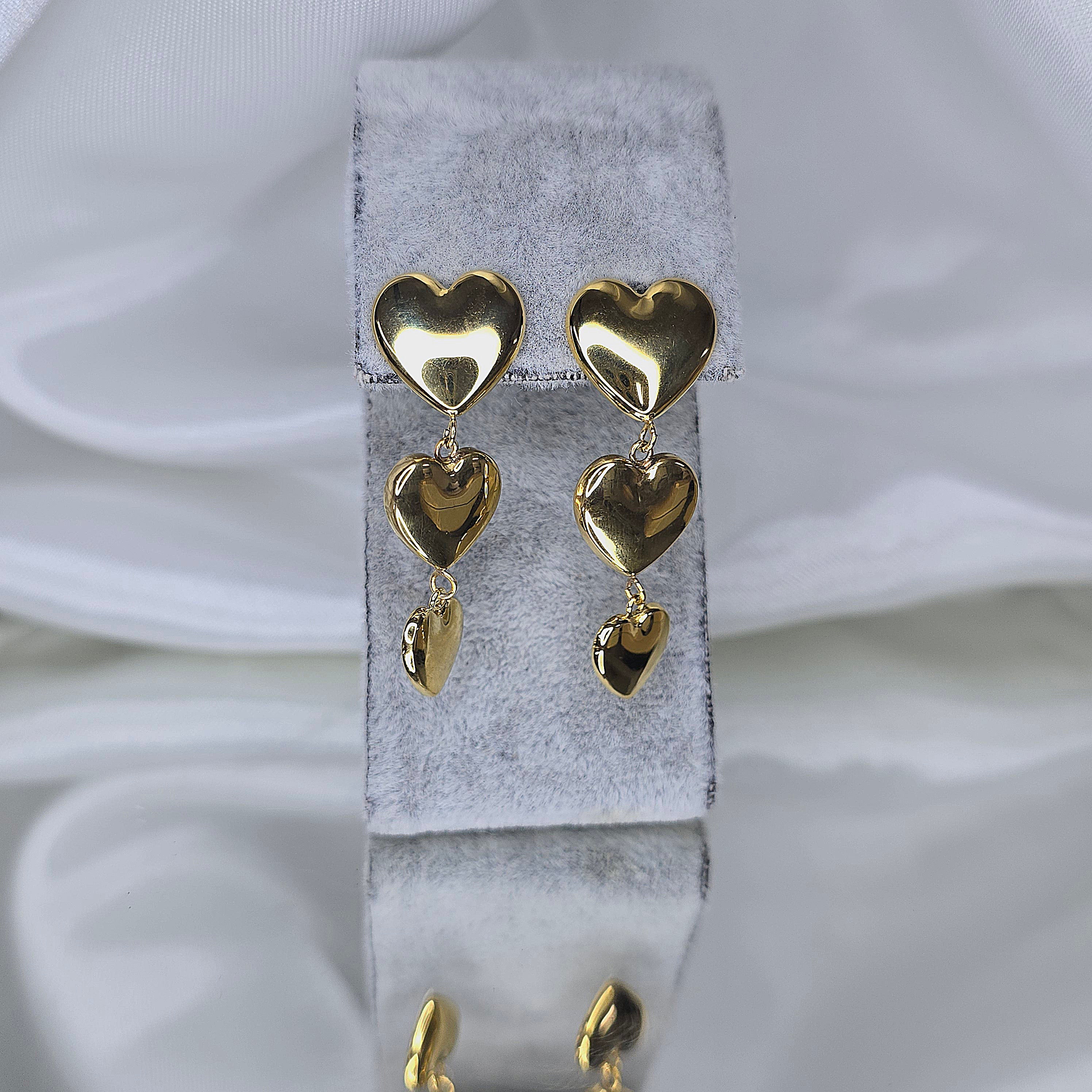 Apzeltīti auskari, neizraisa alerģiju, kvalitatīvi, neapsūbē, mitrumizturīgi. Drošs pirkums, ātra piegāde, plašs sortiments, vienkāršota atgriešana. Klasiski auskari, auskari ikdienai, auskari kāzām, bērniem. Riņķīši, zelta auskari, medicīniskais zelts. Rotaslietas sievietei, moderni auskari, gaumīgi auskari, dāvana.