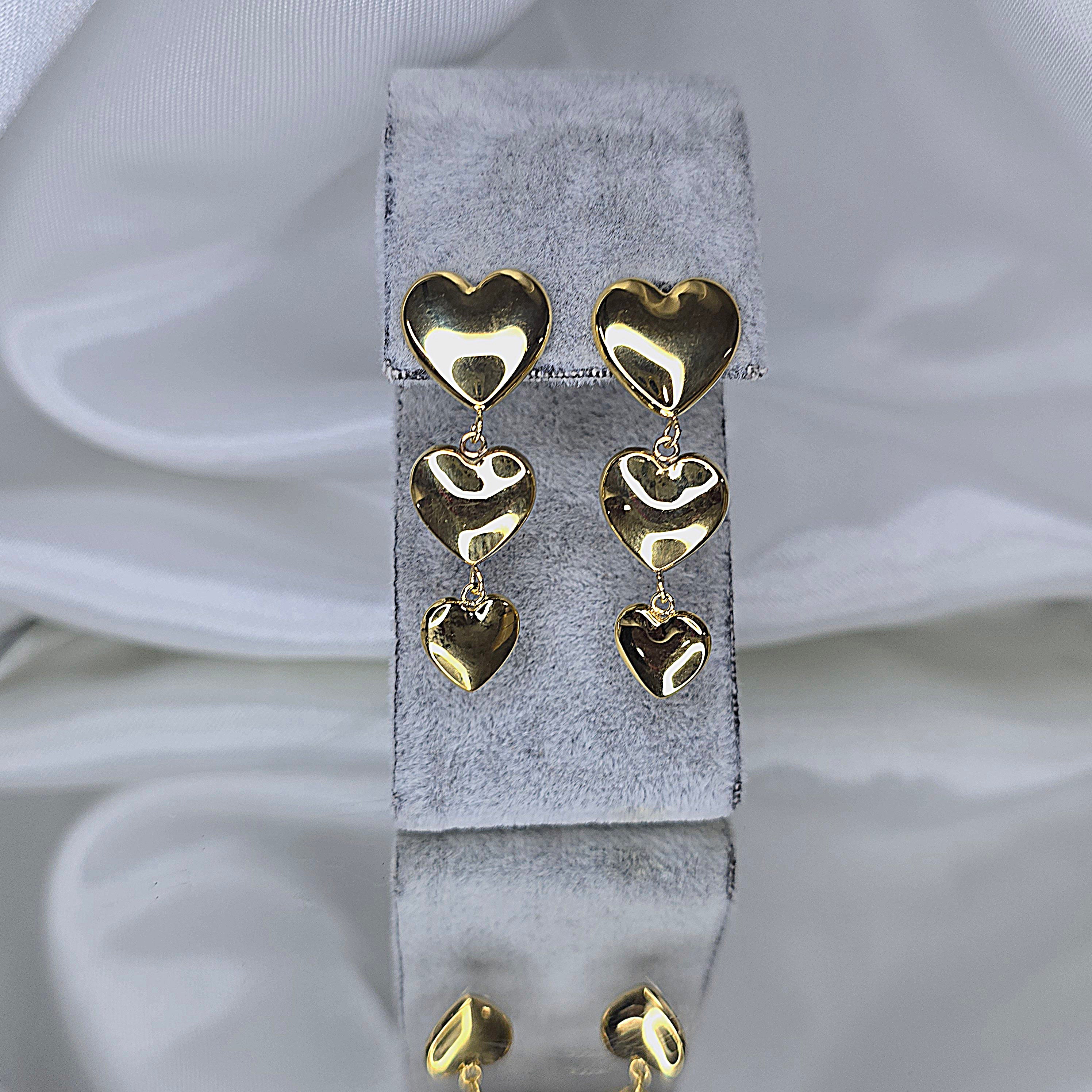 Apzeltīti auskari, neizraisa alerģiju, kvalitatīvi, neapsūbē, mitrumizturīgi. Drošs pirkums, ātra piegāde, plašs sortiments, vienkāršota atgriešana. Klasiski auskari, auskari ikdienai, auskari kāzām, bērniem. Riņķīši, zelta auskari, medicīniskais zelts. Rotaslietas sievietei, moderni auskari, gaumīgi auskari, dāvana.