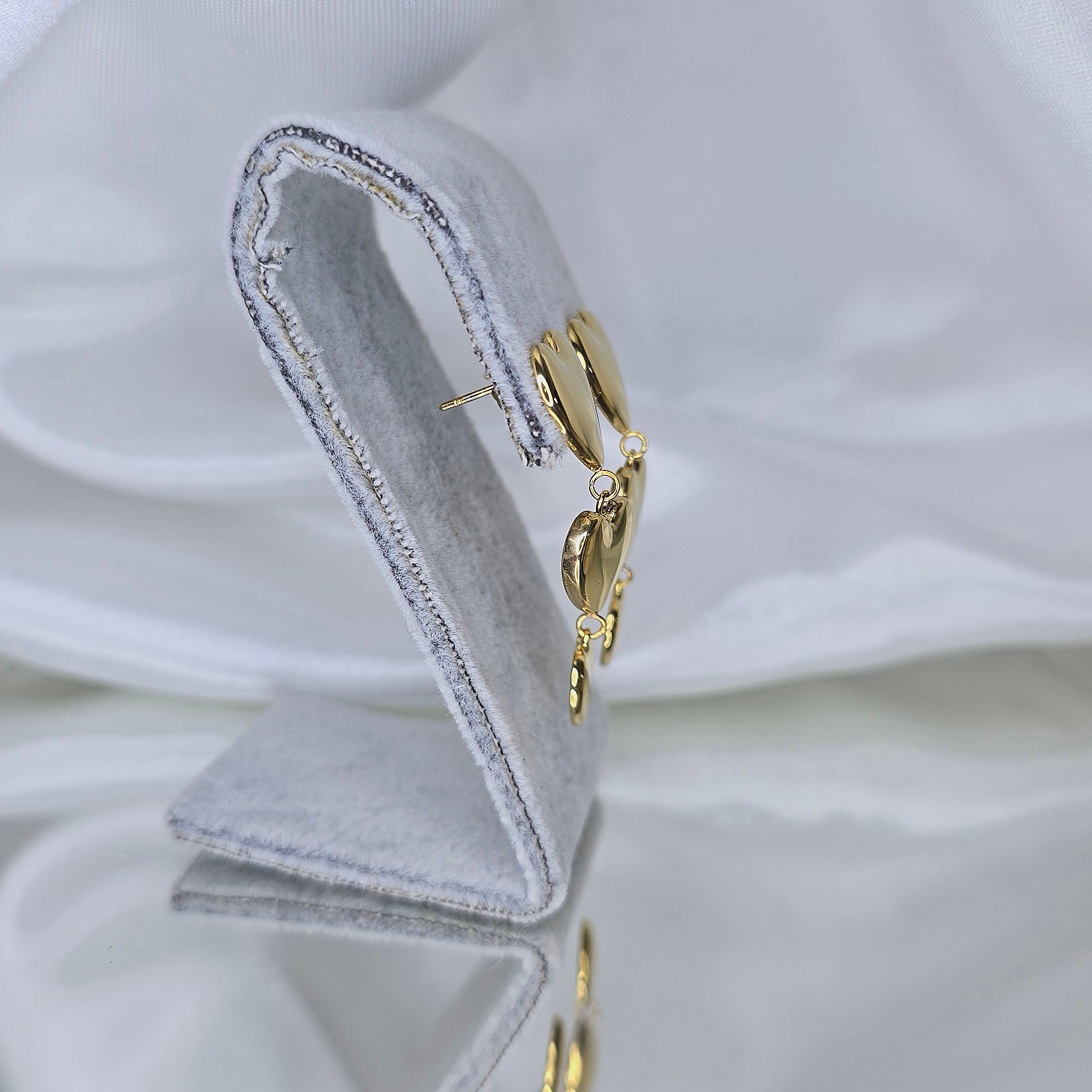 Apzeltīti auskari, neizraisa alerģiju, kvalitatīvi, neapsūbē, mitrumizturīgi. Drošs pirkums, ātra piegāde, plašs sortiments, vienkāršota atgriešana. Klasiski auskari, auskari ikdienai, auskari kāzām, bērniem. Riņķīši, zelta auskari, medicīniskais zelts. Rotaslietas sievietei, moderni auskari, gaumīgi auskari, dāvana.