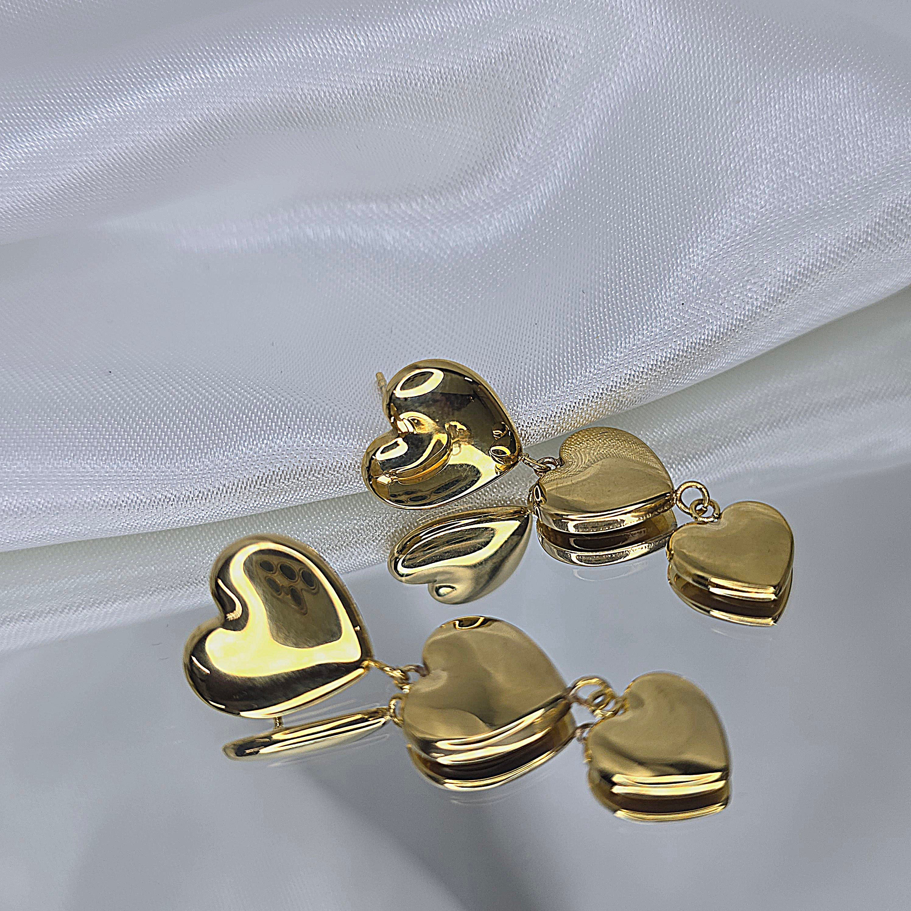 Apzeltīti auskari, neizraisa alerģiju, kvalitatīvi, neapsūbē, mitrumizturīgi. Drošs pirkums, ātra piegāde, plašs sortiments, vienkāršota atgriešana. Klasiski auskari, auskari ikdienai, auskari kāzām, bērniem. Riņķīši, zelta auskari, medicīniskais zelts. Rotaslietas sievietei, moderni auskari, gaumīgi auskari, dāvana.