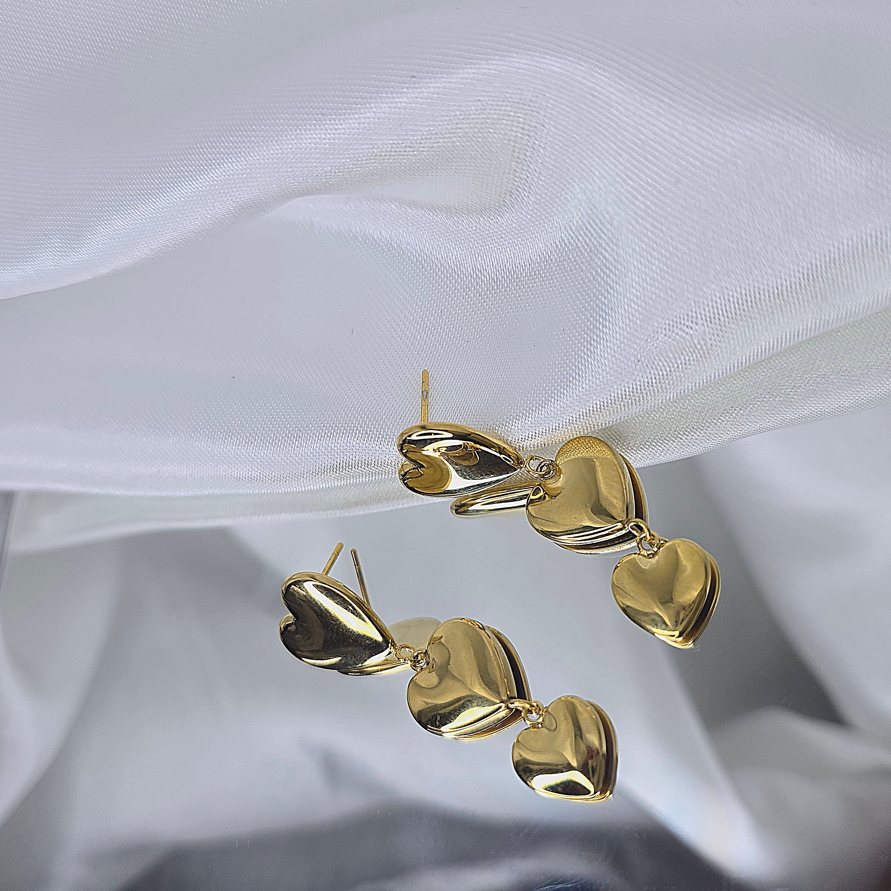 Apzeltīti auskari, neizraisa alerģiju, kvalitatīvi, neapsūbē, mitrumizturīgi. Drošs pirkums, ātra piegāde, plašs sortiments, vienkāršota atgriešana. Klasiski auskari, auskari ikdienai, auskari kāzām, bērniem. Riņķīši, zelta auskari, medicīniskais zelts. Rotaslietas sievietei, moderni auskari, gaumīgi auskari, dāvana.