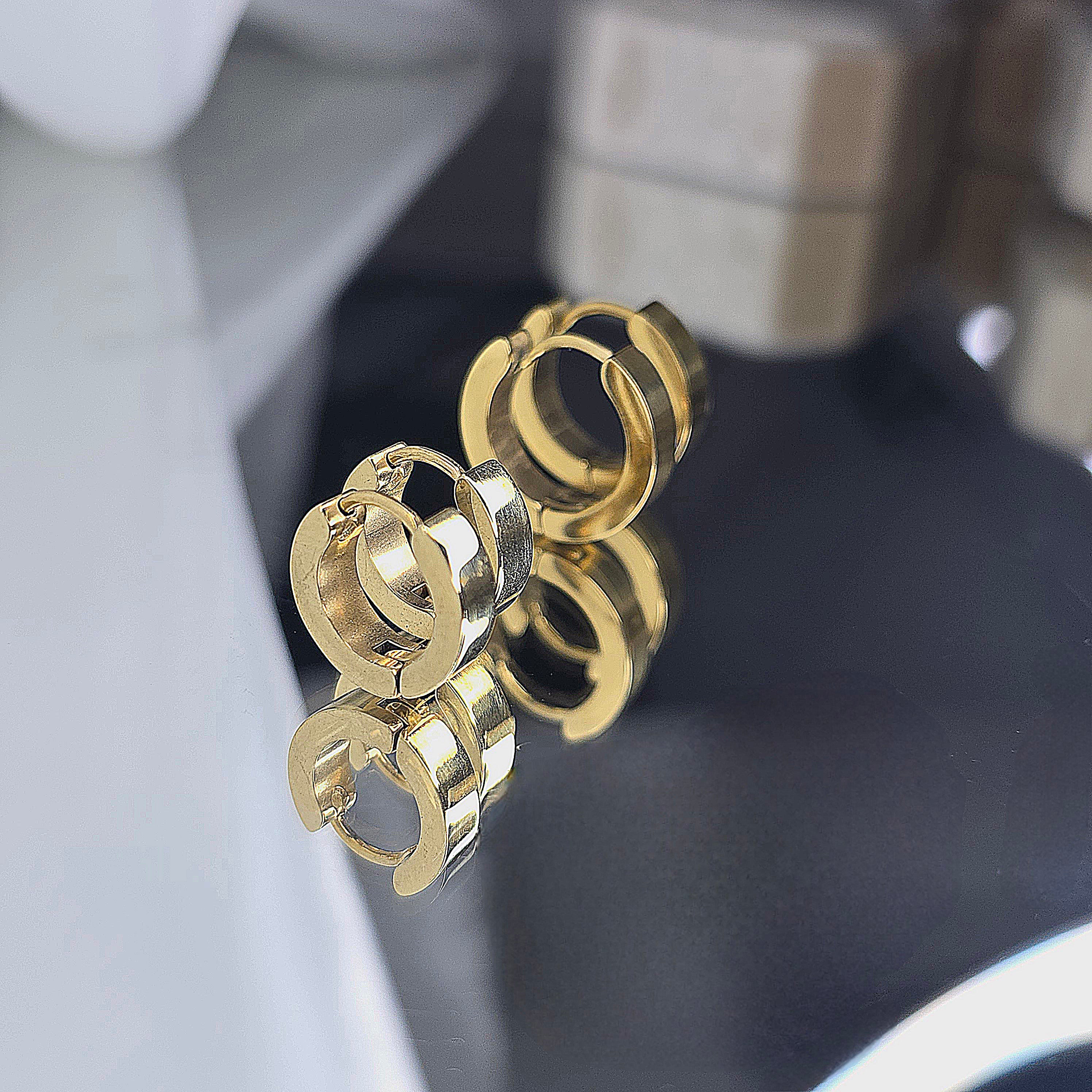 Apzeltīti auskari, neizraisa alerģiju, kvalitatīvi, neapsūbē, mitrumizturīgi. Drošs pirkums, ātra piegāde, plašs sortiments, vienkāršota atgriešana. Klasiski auskari, auskari ikdienai, auskari kāzām, bērniem. Riņķīši, zelta auskari, medicīniskais zelts. Rotaslietas sievietei, moderni auskari, gaumīgi auskari, dāvana.