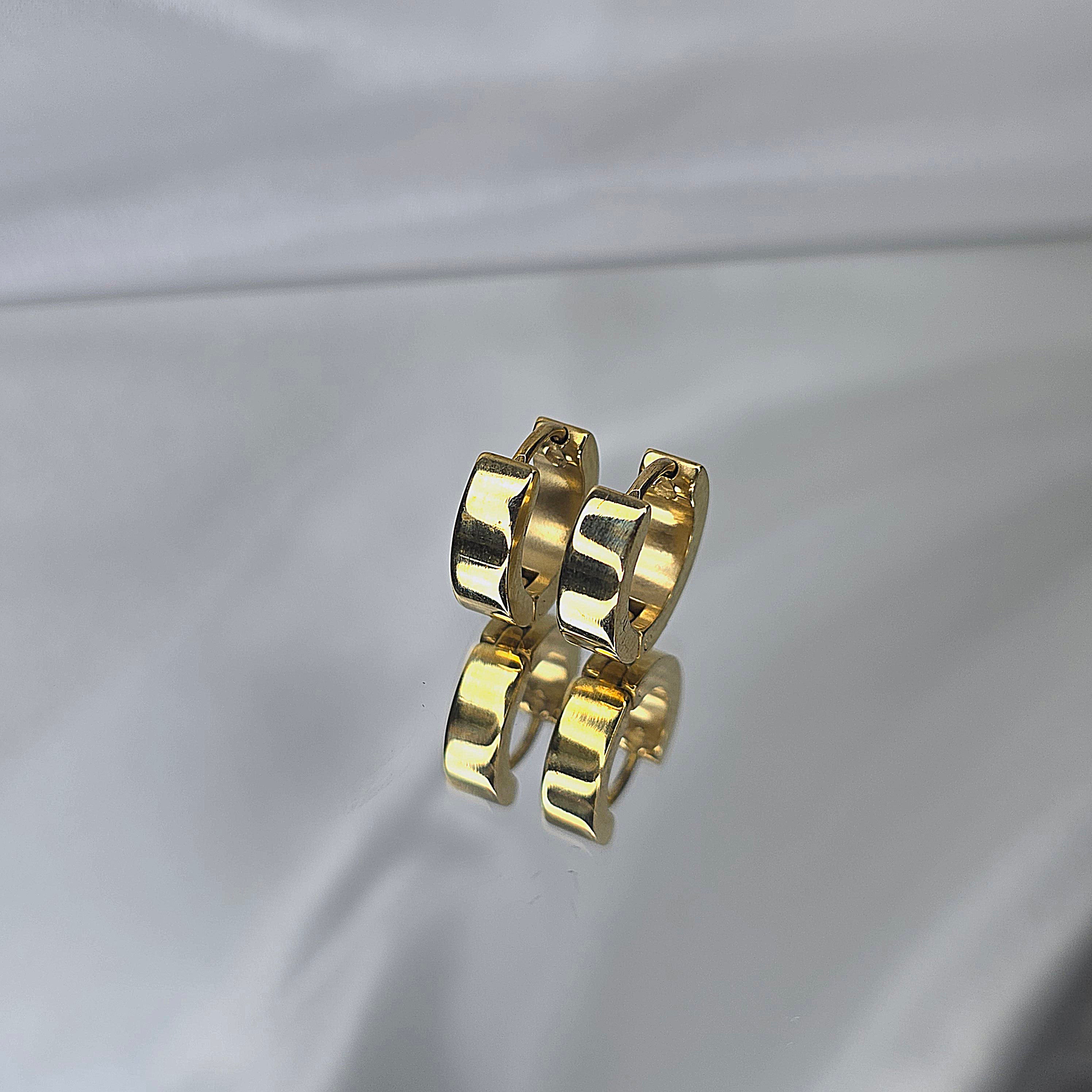 Apzeltīti auskari, neizraisa alerģiju, kvalitatīvi, neapsūbē, mitrumizturīgi. Drošs pirkums, ātra piegāde, plašs sortiments, vienkāršota atgriešana. Klasiski auskari, auskari ikdienai, auskari kāzām, bērniem. Riņķīši, zelta auskari, medicīniskais zelts. Rotaslietas sievietei, moderni auskari, gaumīgi auskari, dāvana.