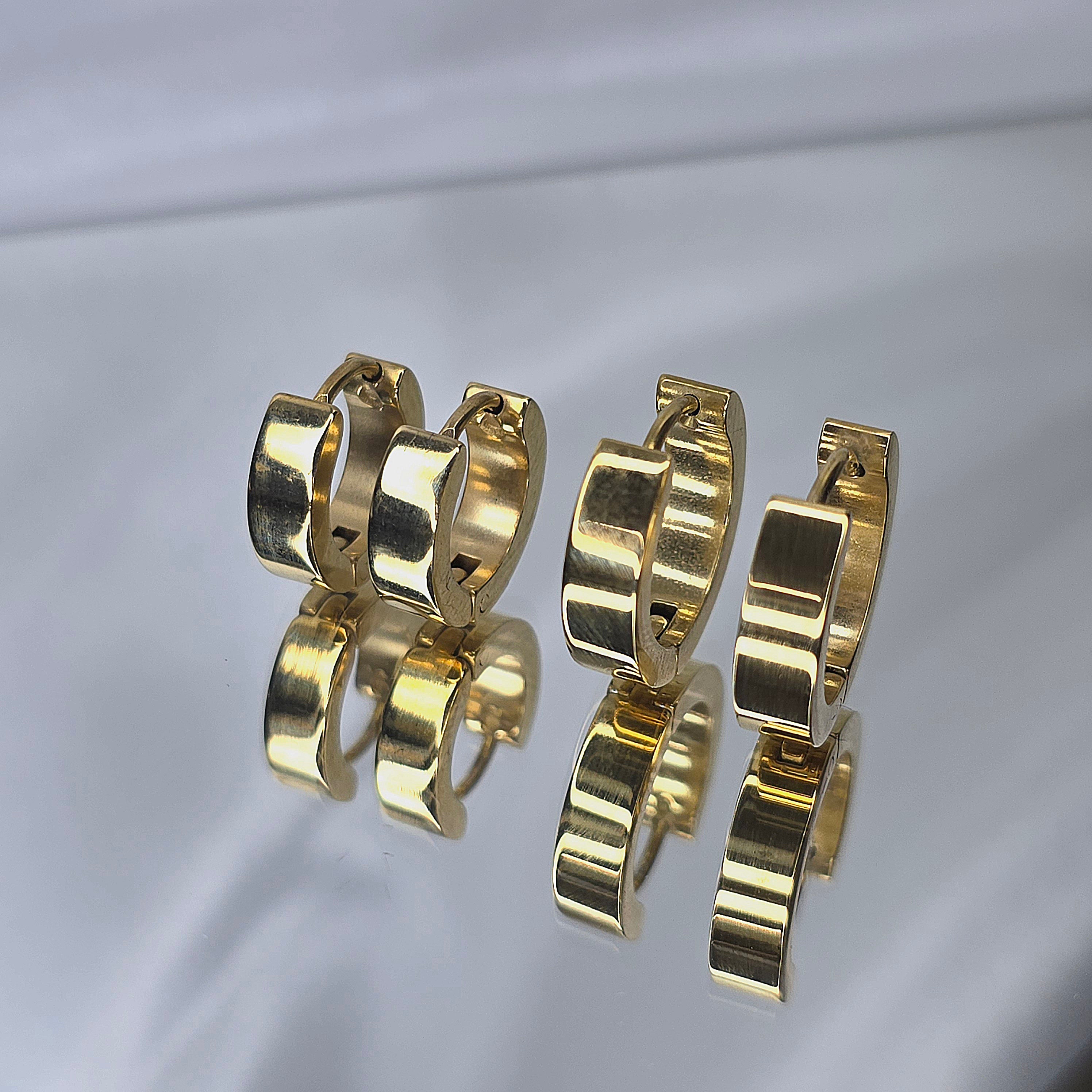 Apzeltīti auskari, neizraisa alerģiju, kvalitatīvi, neapsūbē, mitrumizturīgi. Drošs pirkums, ātra piegāde, plašs sortiments, vienkāršota atgriešana. Klasiski auskari, auskari ikdienai, auskari kāzām, bērniem. Riņķīši, zelta auskari, medicīniskais zelts. Rotaslietas sievietei, moderni auskari, gaumīgi auskari, dāvana.