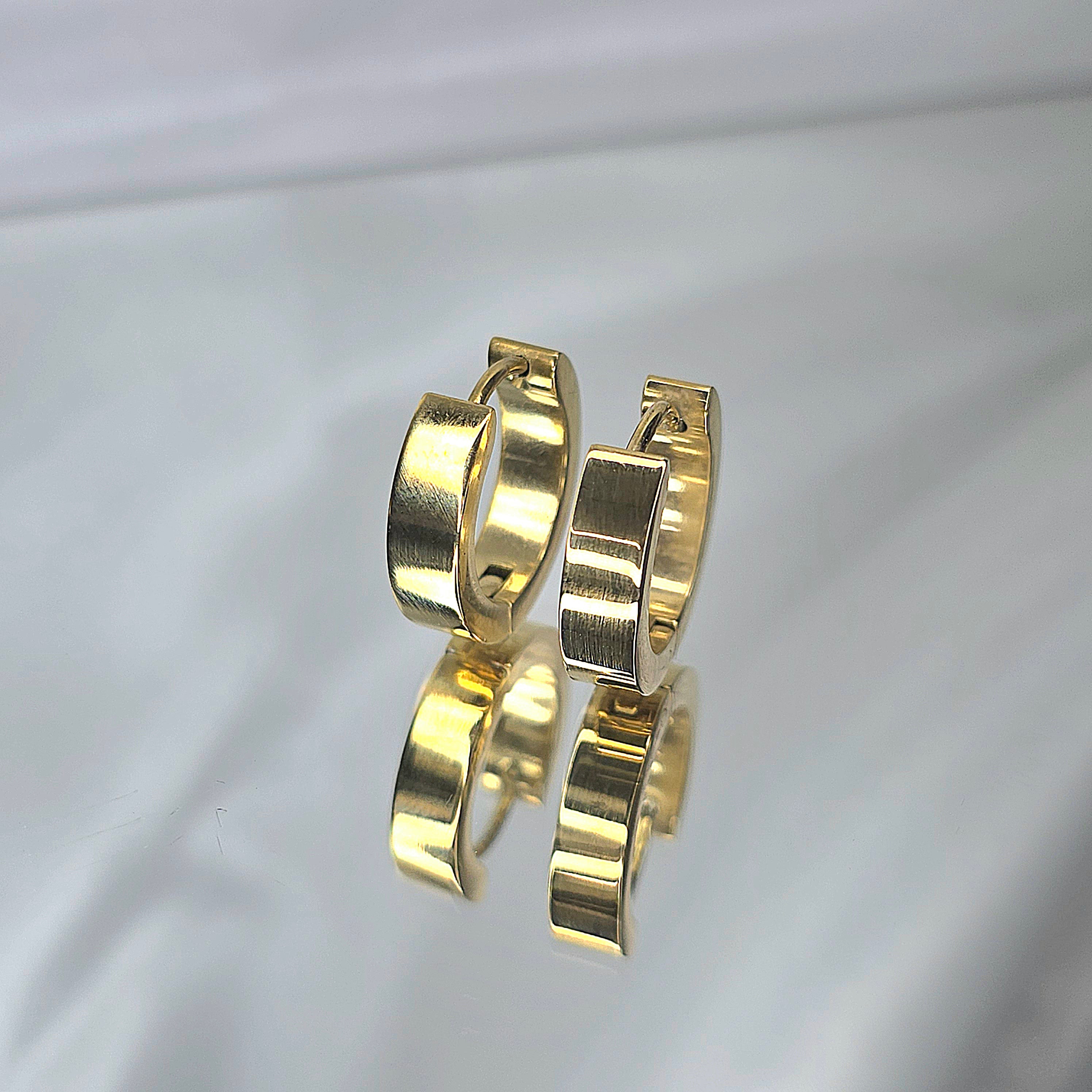 Apzeltīti auskari, neizraisa alerģiju, kvalitatīvi, neapsūbē, mitrumizturīgi. Drošs pirkums, ātra piegāde, plašs sortiments, vienkāršota atgriešana. Klasiski auskari, auskari ikdienai, auskari kāzām, bērniem. Riņķīši, zelta auskari, medicīniskais zelts. Rotaslietas sievietei, moderni auskari, gaumīgi auskari, dāvana.