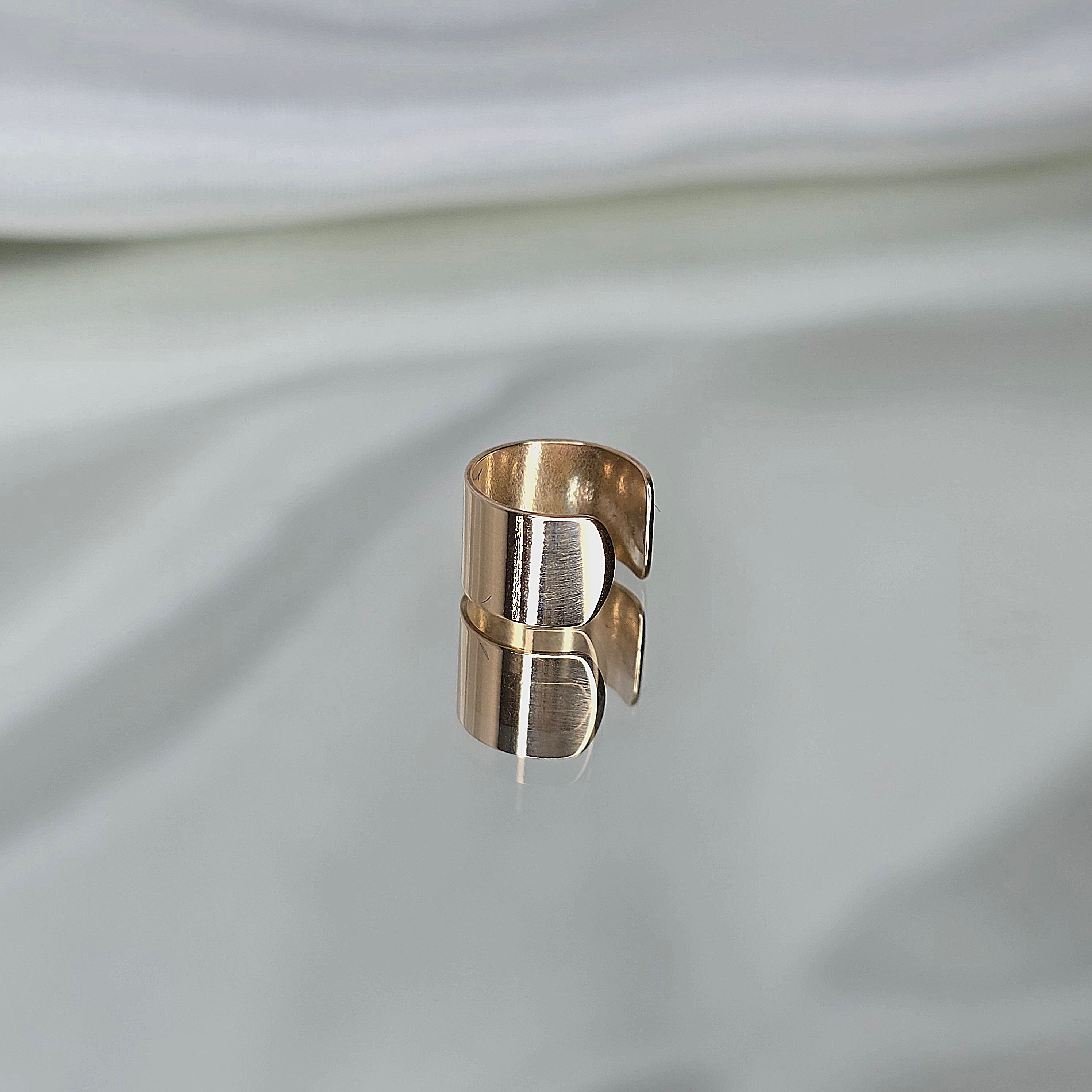 Apzeltīts pīrsings, neizraisa alerģiju, kvalitatīvi pīrsingi, neapsūbē, mitrumizturīgi. Drošs pirkums, ātra piegāde, plašs sortiments, vienkārša atgriešana. Deg…