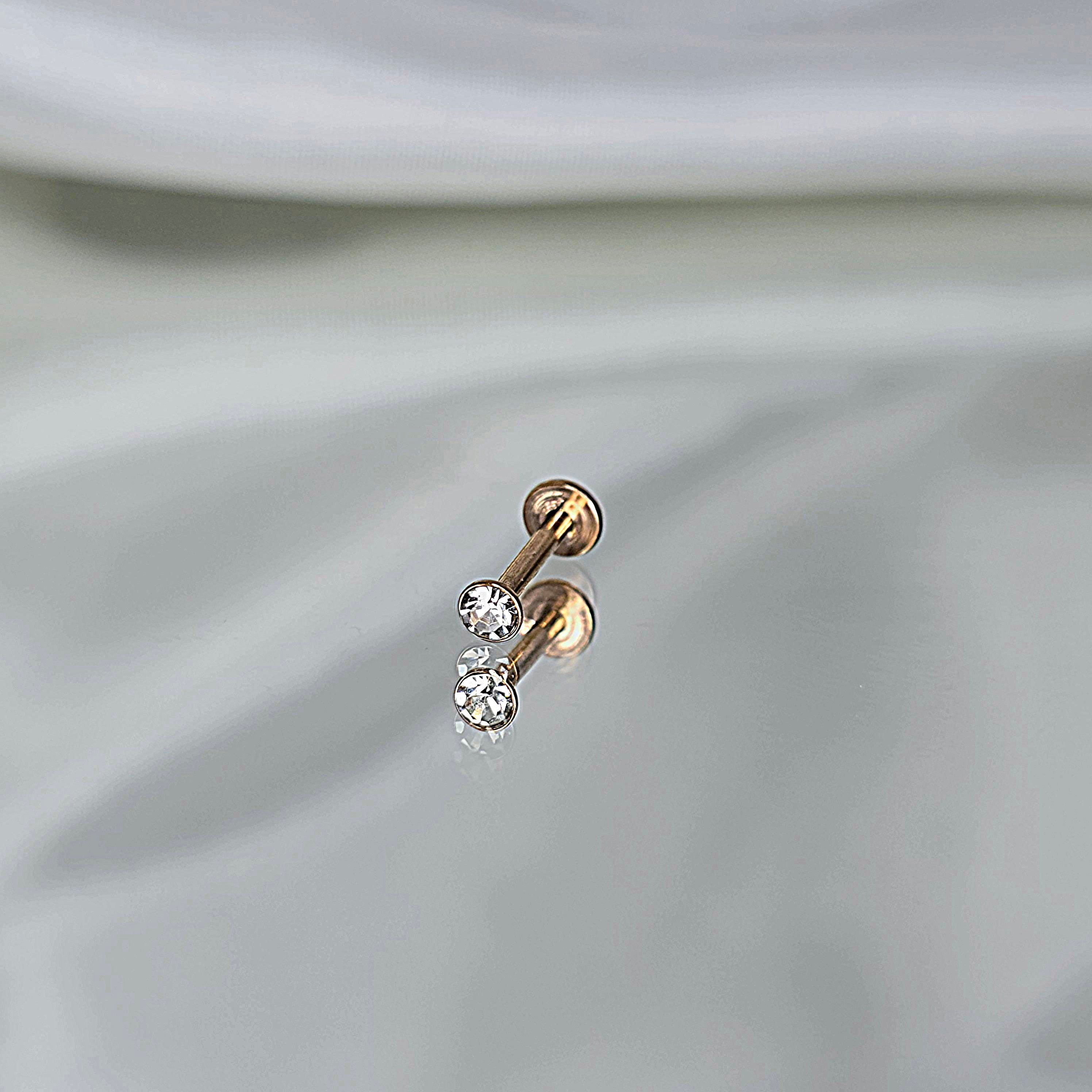 Apzeltīts pīrsings, neizraisa alerģiju, kvalitatīvi pīrsingi, neapsūbē, mitrumizturīgi. Drošs pirkums, ātra piegāde, plašs sortiments, vienkārša atgriešana. Deg…