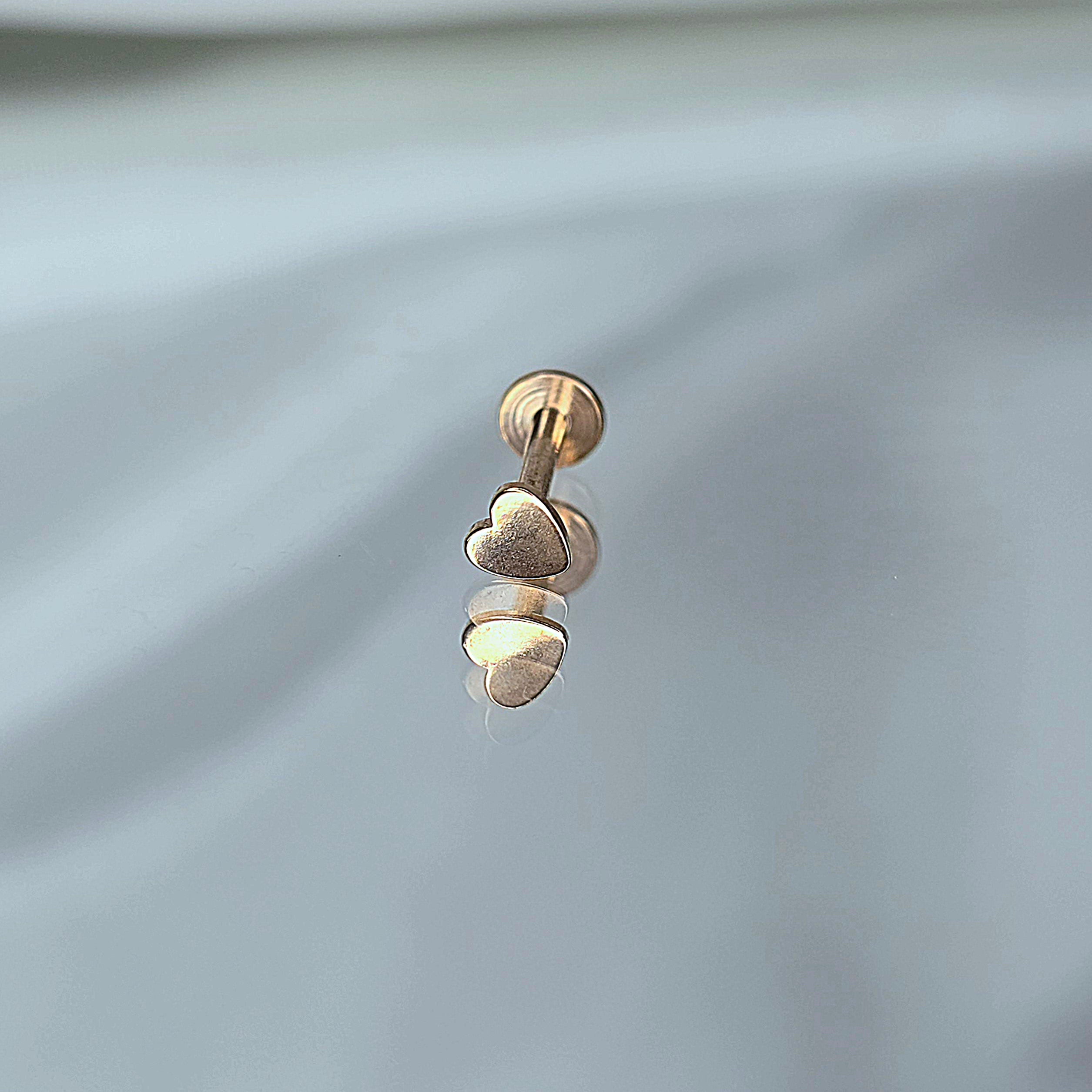 Apzeltīts pīrsings, neizraisa alerģiju, kvalitatīvi pīrsingi, neapsūbē, mitrumizturīgi. Drošs pirkums, ātra piegāde, plašs sortiments, vienkārša atgriešana. Deg…