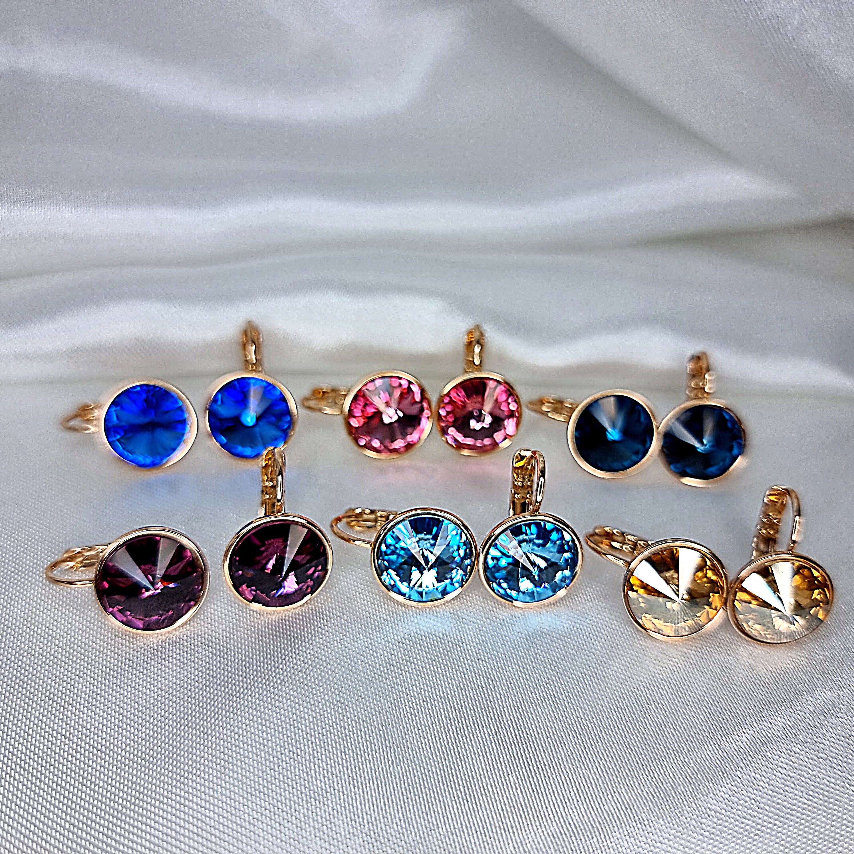 Apzeltīti auskari, neizraisa alerģiju, kvalitatīvi, neapsūbē, mitrumizturīgi. Drošs pirkums, ātra piegāde, plašs sortiments, vienkāršota atgriešana. Klasiski au…