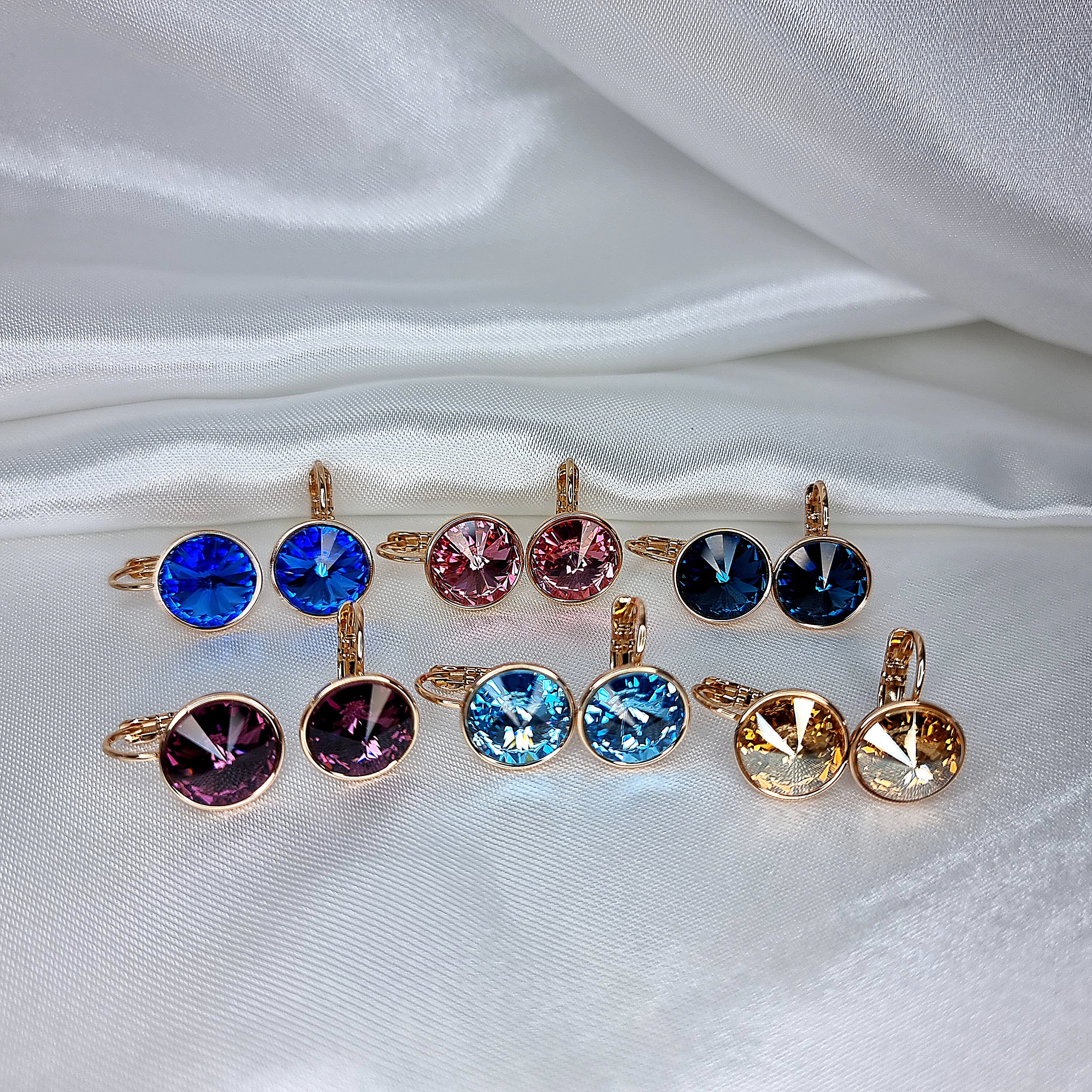 Apzeltīti auskari, neizraisa alerģiju, kvalitatīvi, neapsūbē, mitrumizturīgi. Drošs pirkums, ātra piegāde, plašs sortiments, vienkāršota atgriešana. Klasiski au…