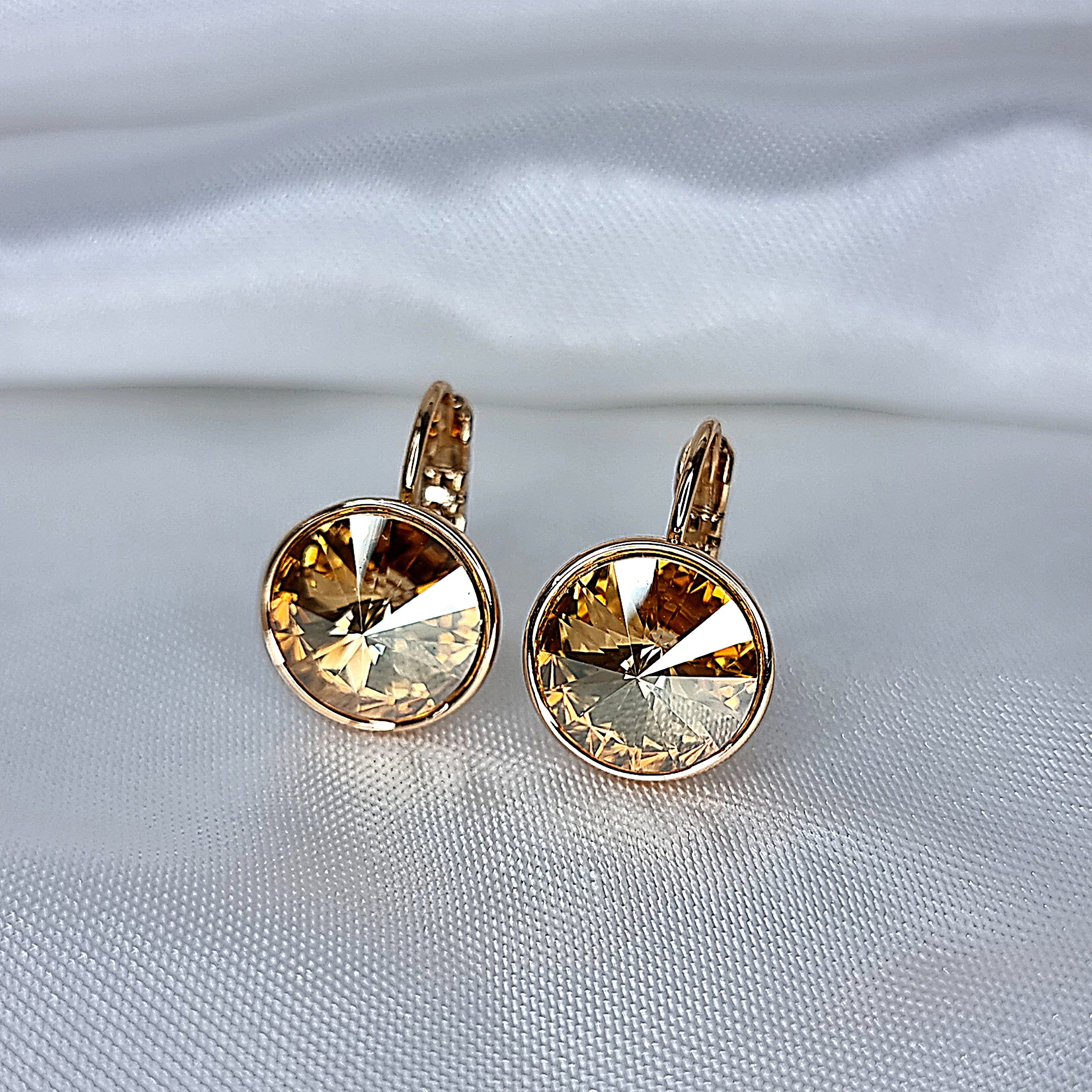 Apzeltīti auskari, neizraisa alerģiju, kvalitatīvi, neapsūbē, mitrumizturīgi. Drošs pirkums, ātra piegāde, plašs sortiments, vienkāršota atgriešana. Klasiski au…