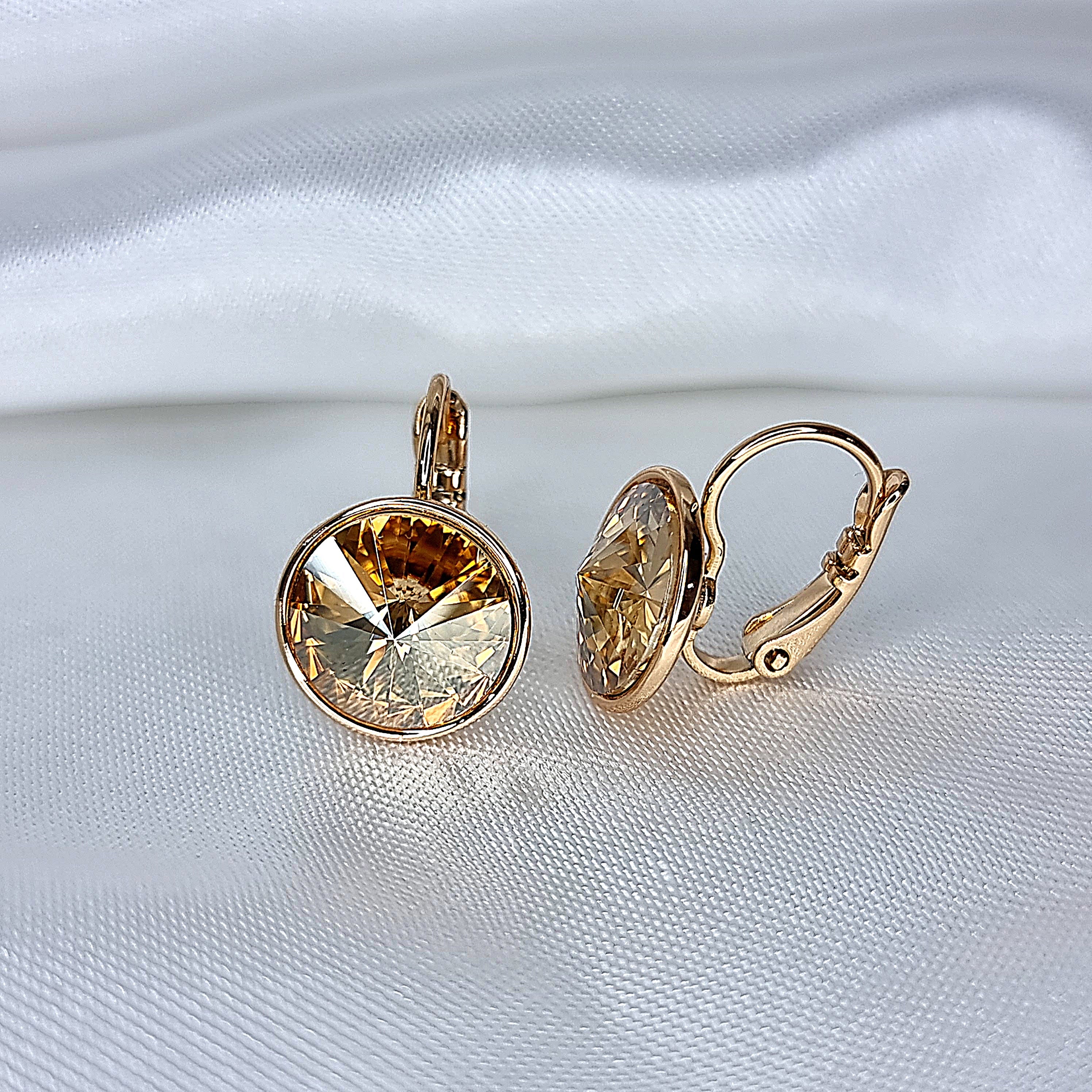 Apzeltīti auskari, neizraisa alerģiju, kvalitatīvi, neapsūbē, mitrumizturīgi. Drošs pirkums, ātra piegāde, plašs sortiments, vienkāršota atgriešana. Klasiski au…