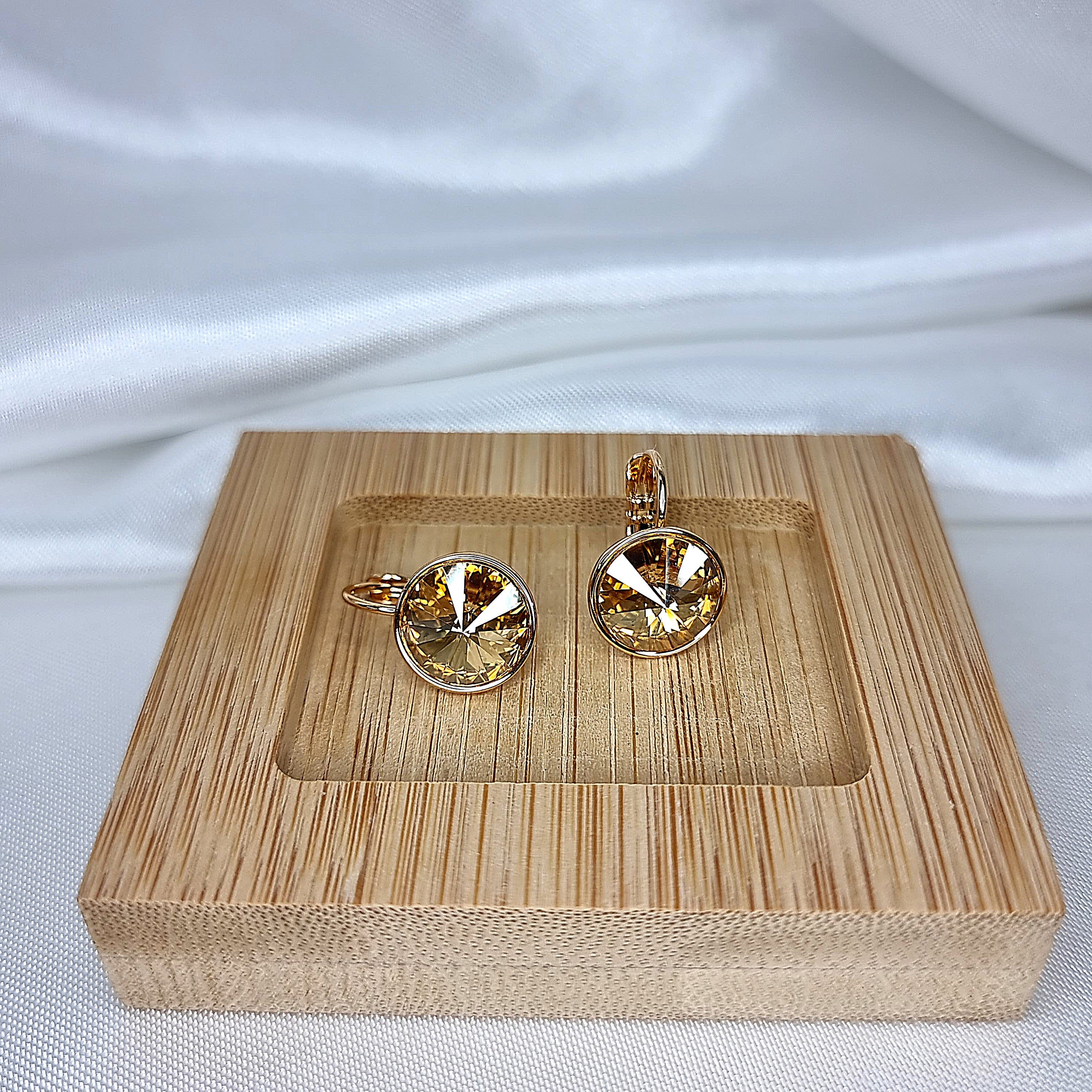 Apzeltīti auskari, neizraisa alerģiju, kvalitatīvi, neapsūbē, mitrumizturīgi. Drošs pirkums, ātra piegāde, plašs sortiments, vienkāršota atgriešana. Klasiski au…