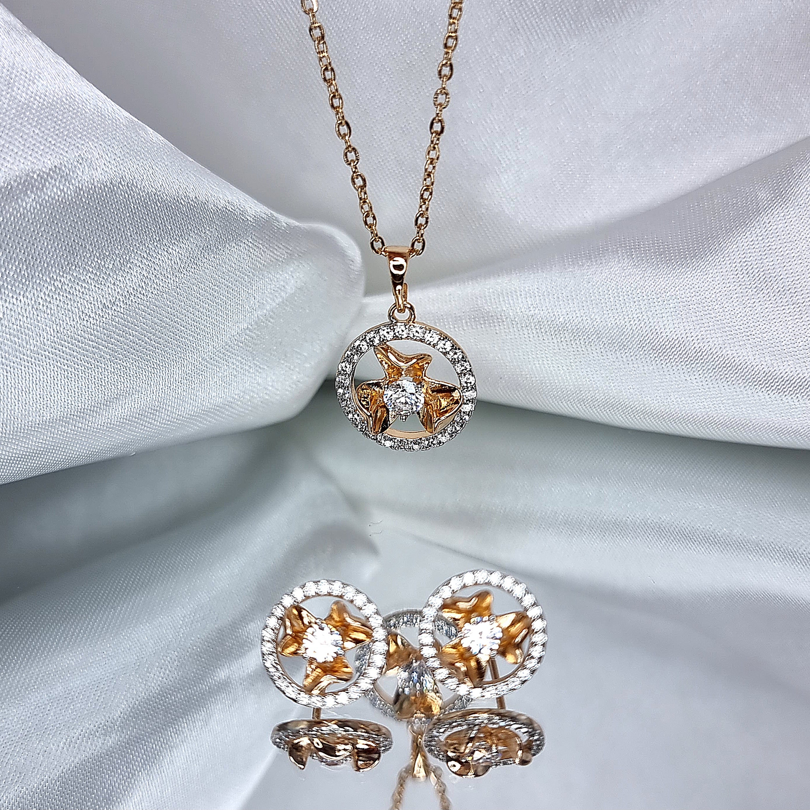 Apzeltīts rotu komplekts, neizraisa alerģiju, kvalitatīvs zelts, neapsūbē, mitrumizturīgs. Drošs pirkums, ātra piegāde, plašs sortiments, vienkāršota atgriešana…