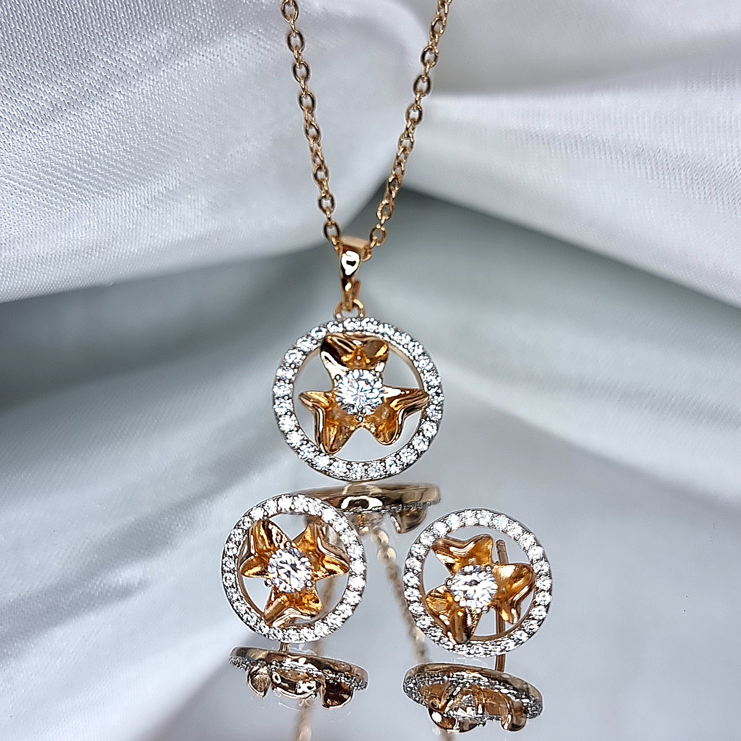 Apzeltīts rotu komplekts, neizraisa alerģiju, kvalitatīvs zelts, neapsūbē, mitrumizturīgs. Drošs pirkums, ātra piegāde, plašs sortiments, vienkāršota atgriešana…