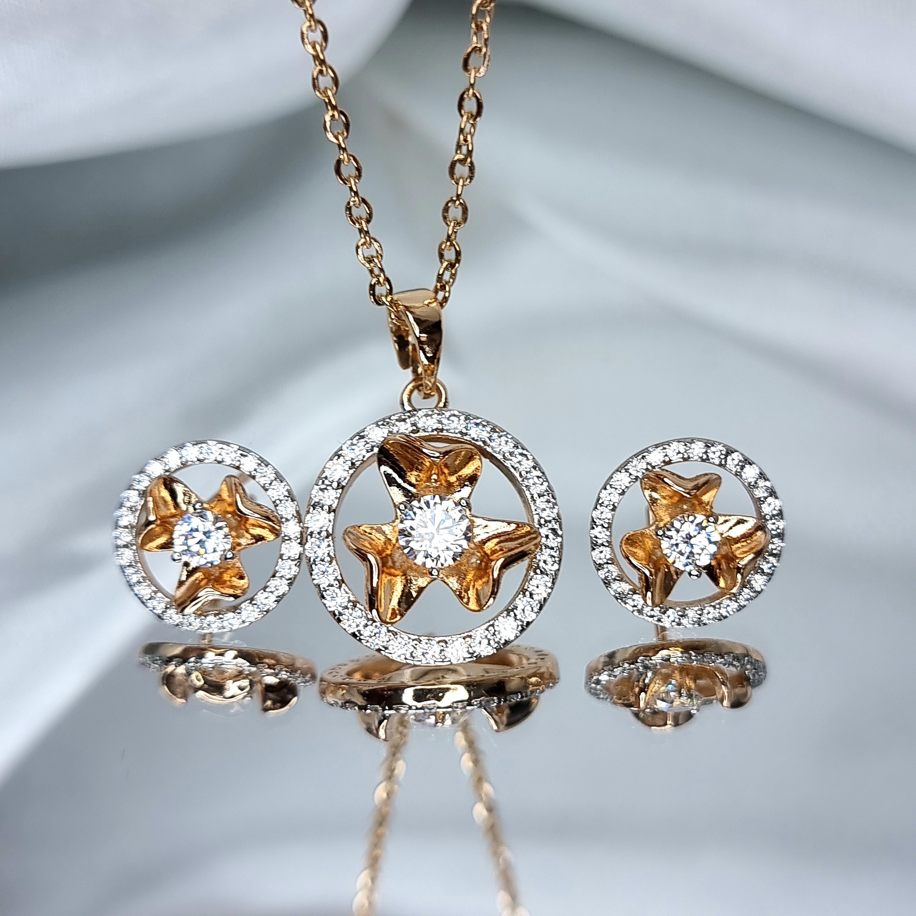 Apzeltīts rotu komplekts, neizraisa alerģiju, kvalitatīvs zelts, neapsūbē, mitrumizturīgs. Drošs pirkums, ātra piegāde, plašs sortiments, vienkāršota atgriešana…