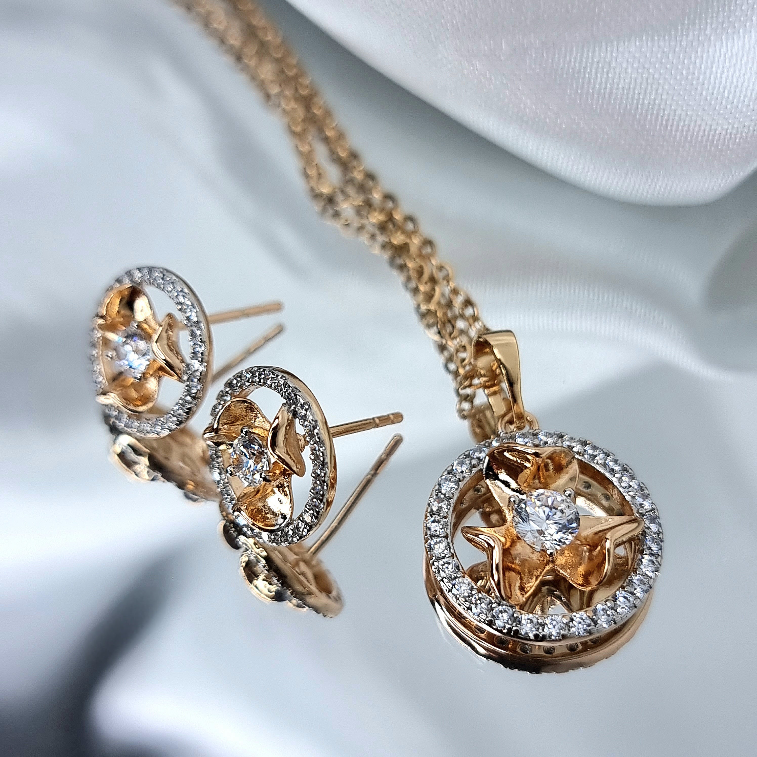 Apzeltīts rotu komplekts, neizraisa alerģiju, kvalitatīvs zelts, neapsūbē, mitrumizturīgs. Drošs pirkums, ātra piegāde, plašs sortiments, vienkāršota atgriešana…