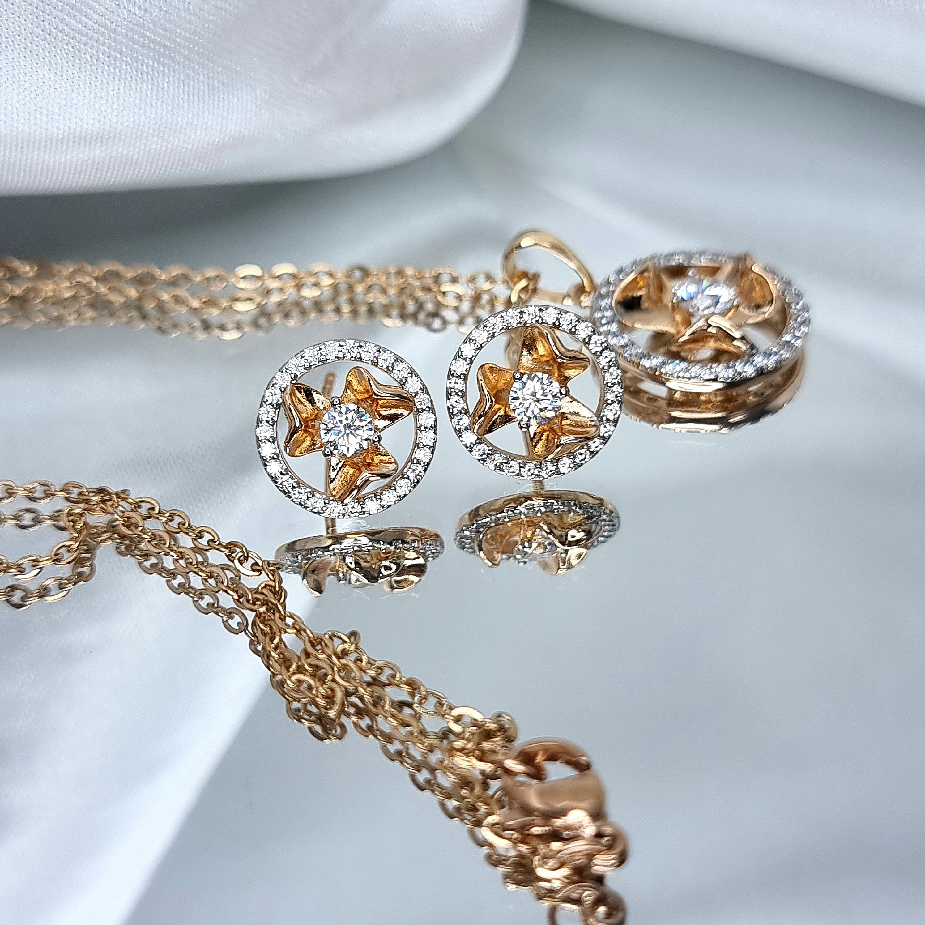 Apzeltīts rotu komplekts, neizraisa alerģiju, kvalitatīvs zelts, neapsūbē, mitrumizturīgs. Drošs pirkums, ātra piegāde, plašs sortiments, vienkāršota atgriešana…