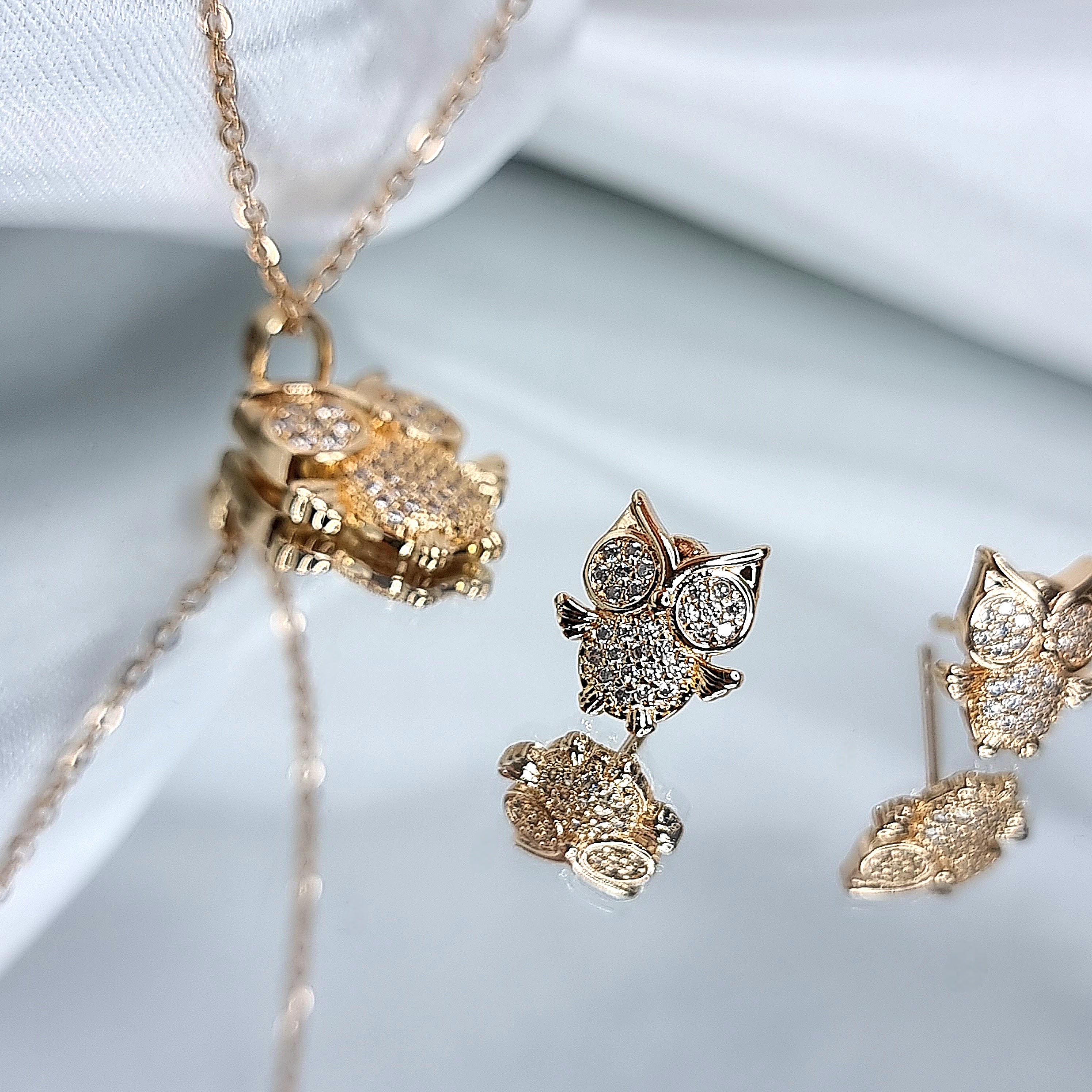 Apzeltīts rotu komplekts, neizraisa alerģiju, kvalitatīvs zelts, neapsūbē, mitrumizturīgs. Drošs pirkums, ātra piegāde, plašs sortiments, vienkāršota atgriešana…