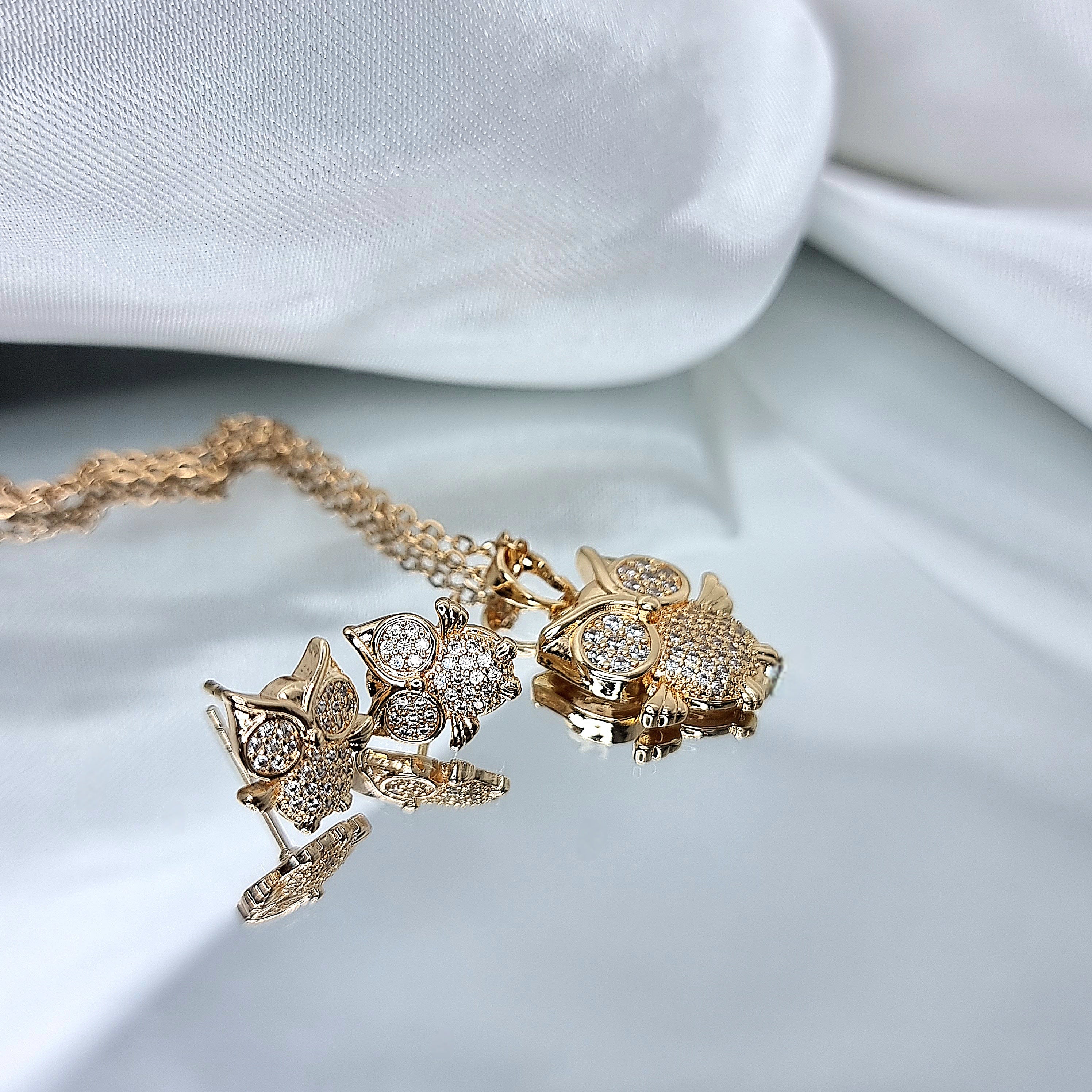 Apzeltīts rotu komplekts, neizraisa alerģiju, kvalitatīvs zelts, neapsūbē, mitrumizturīgs. Drošs pirkums, ātra piegāde, plašs sortiments, vienkāršota atgriešana…