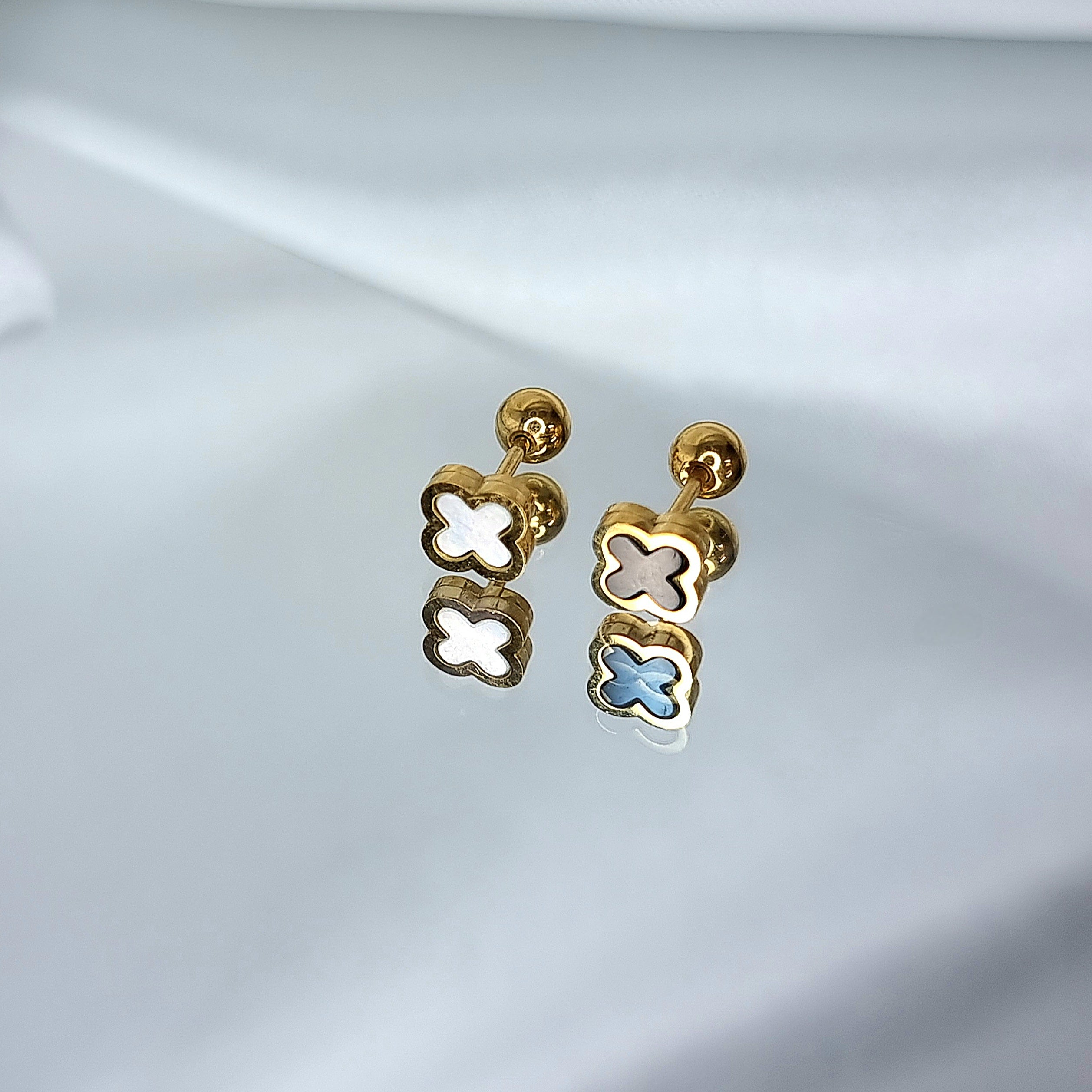 Apzeltīts pīrsings, neizraisa alerģiju, kvalitatīvi pīrsingi, neapsūbē, mitrumizturīgi. Drošs pirkums, ātra piegāde, plašs sortiments, vienkārša atgriešana. Deg…