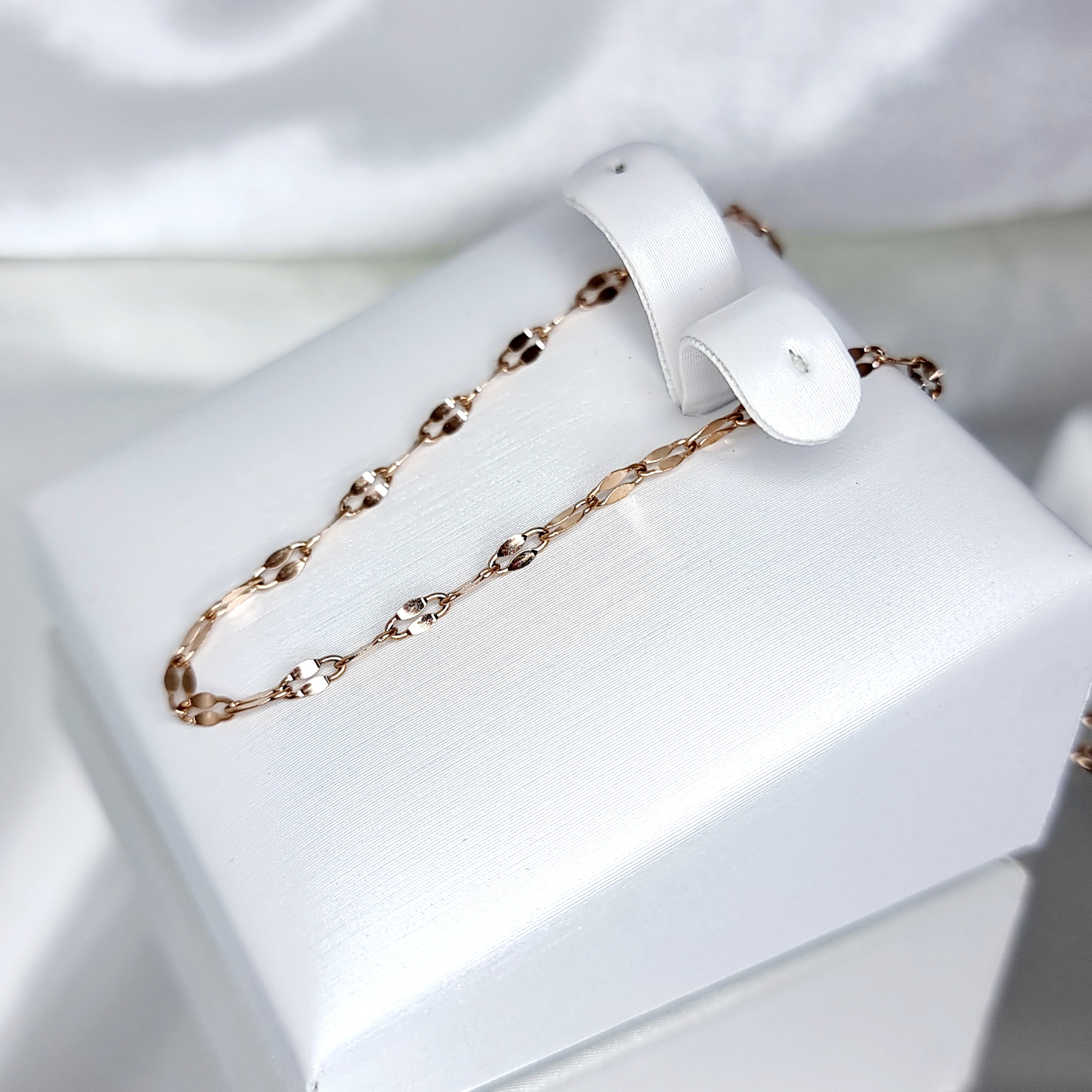 Apzeltīta ķēdīte, neizraisa alerģiju, kvalitatīva, neapsūbē. Drošs pirkums, ātra piegāde, plašs sortiments, vienkāršota atgriešana. Klasiska ķēdīte, kaklarota i…