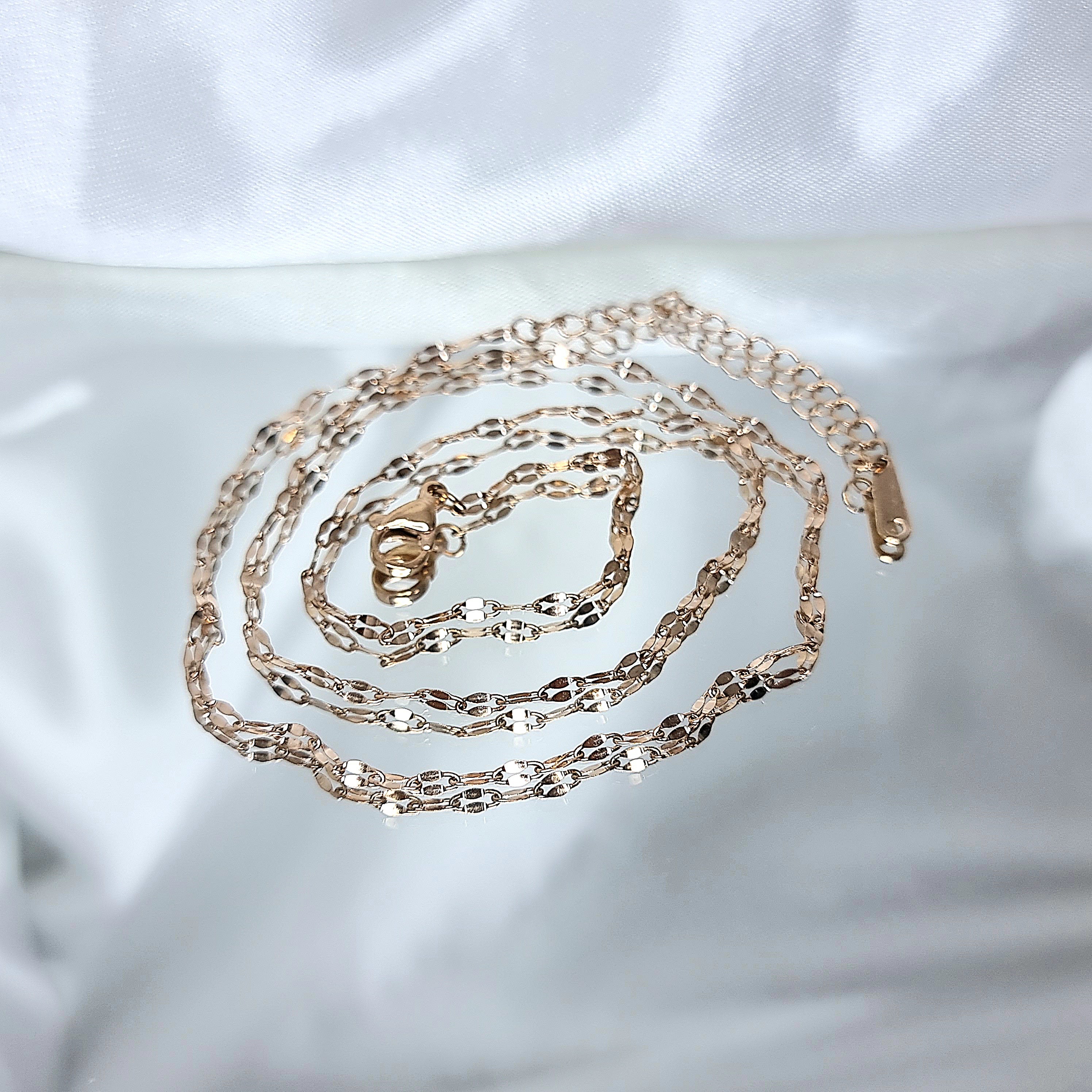 Apzeltīta ķēdīte, neizraisa alerģiju, kvalitatīva, neapsūbē. Drošs pirkums, ātra piegāde, plašs sortiments, vienkāršota atgriešana. Klasiska ķēdīte, kaklarota i…