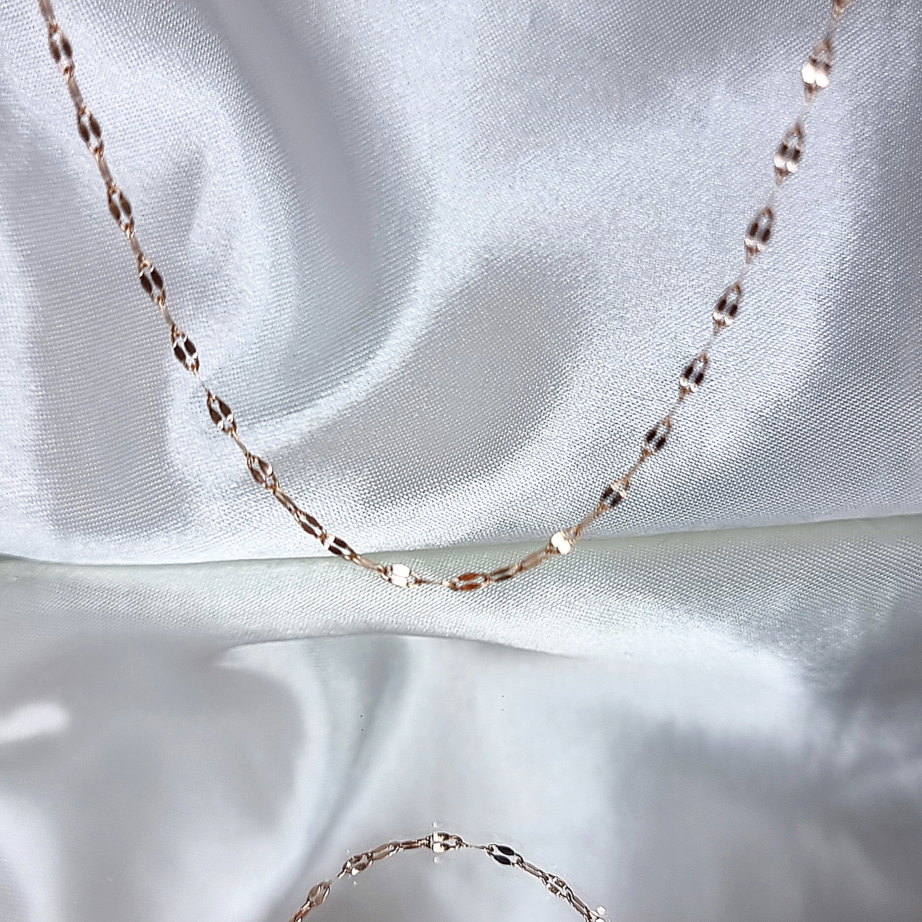 Apzeltīta ķēdīte, neizraisa alerģiju, kvalitatīva, neapsūbē. Drošs pirkums, ātra piegāde, plašs sortiments, vienkāršota atgriešana. Klasiska ķēdīte, kaklarota i…