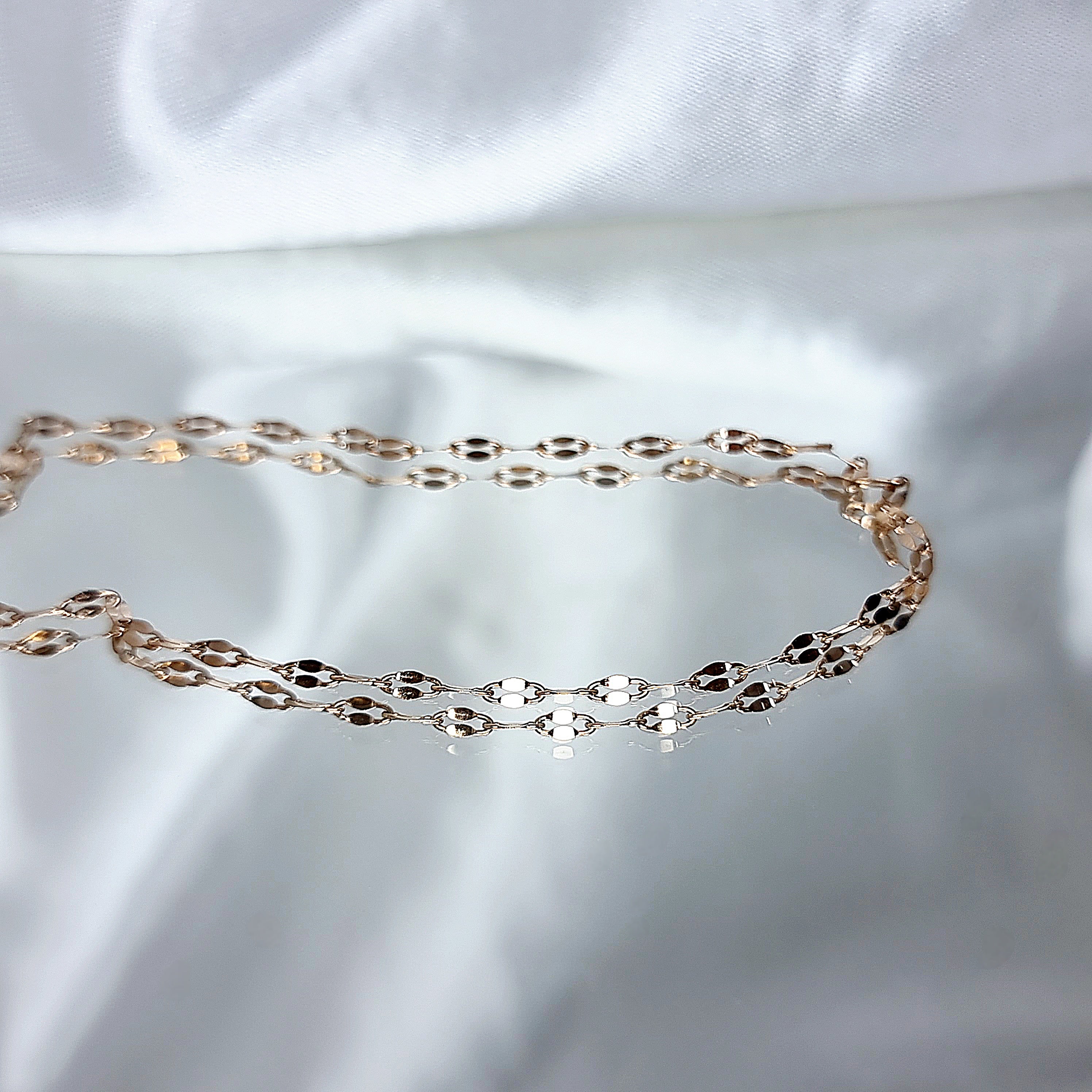 Apzeltīta ķēdīte, neizraisa alerģiju, kvalitatīva, neapsūbē. Drošs pirkums, ātra piegāde, plašs sortiments, vienkāršota atgriešana. Klasiska ķēdīte, kaklarota i…