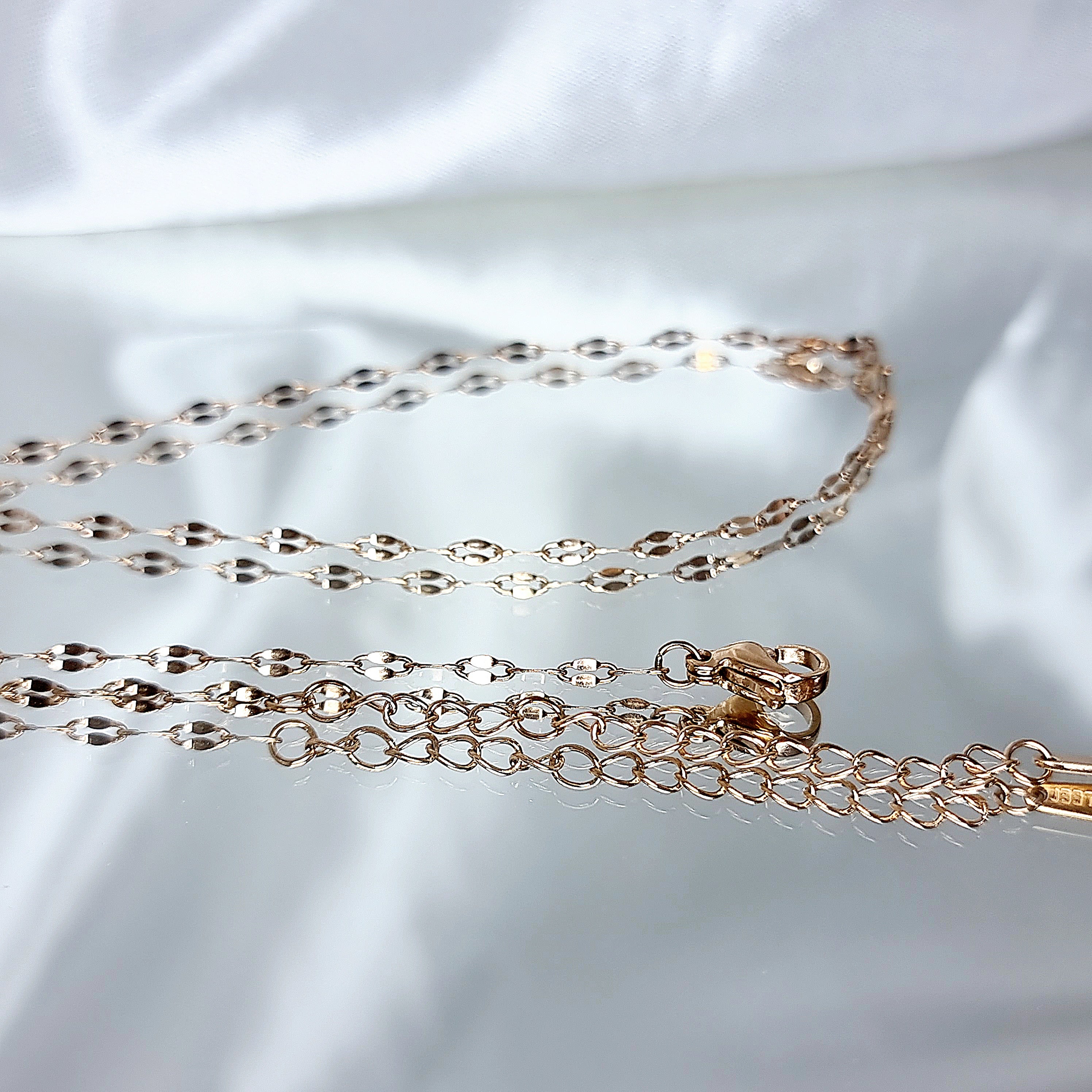 Apzeltīta ķēdīte, neizraisa alerģiju, kvalitatīva, neapsūbē. Drošs pirkums, ātra piegāde, plašs sortiments, vienkāršota atgriešana. Klasiska ķēdīte, kaklarota i…