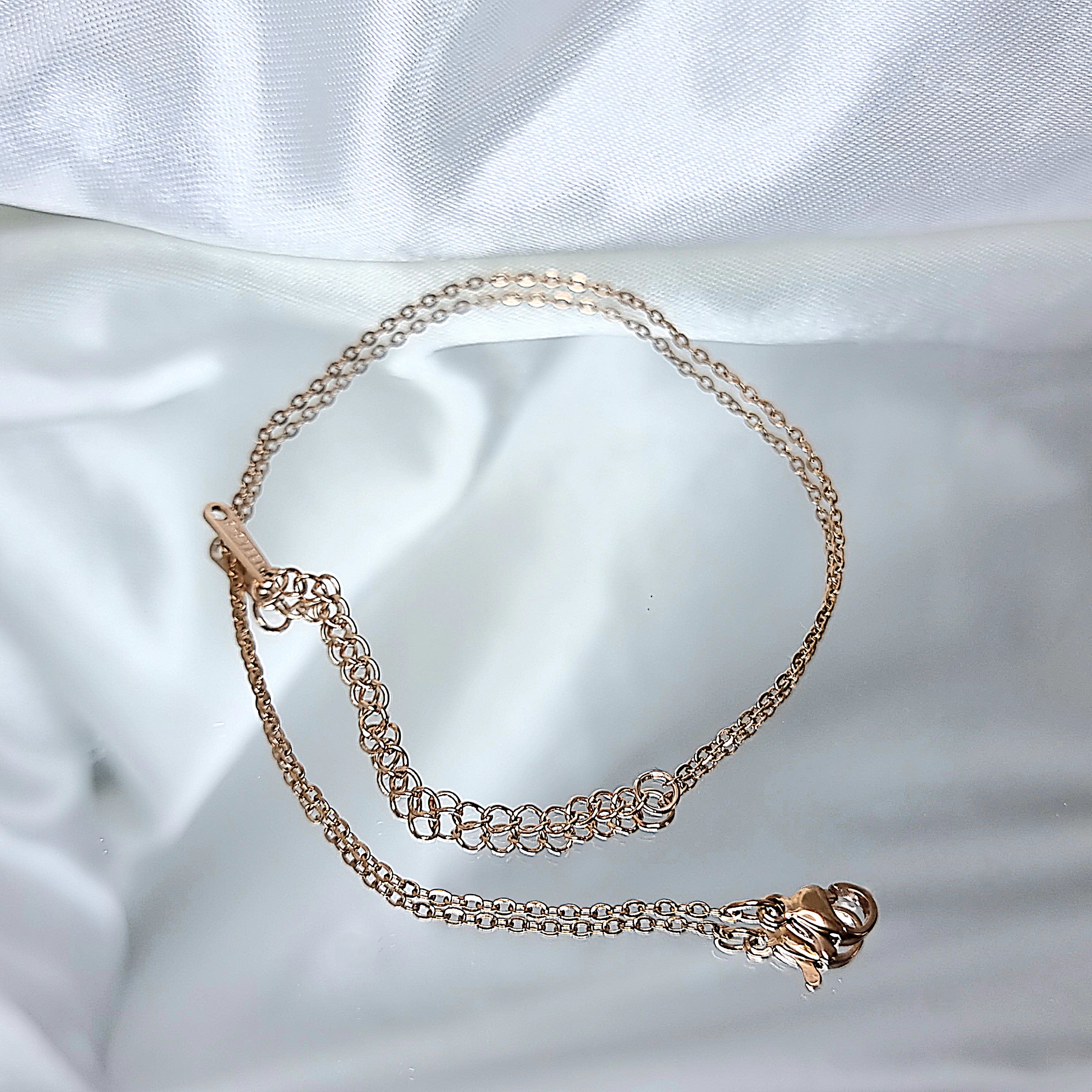 Apzeltīta ķēdīte, neizraisa alerģiju, kvalitatīva, neapsūbē. Drošs pirkums, ātra piegāde, plašs sortiments, vienkāršota atgriešana. Klasiska ķēdīte, kaklarota i…