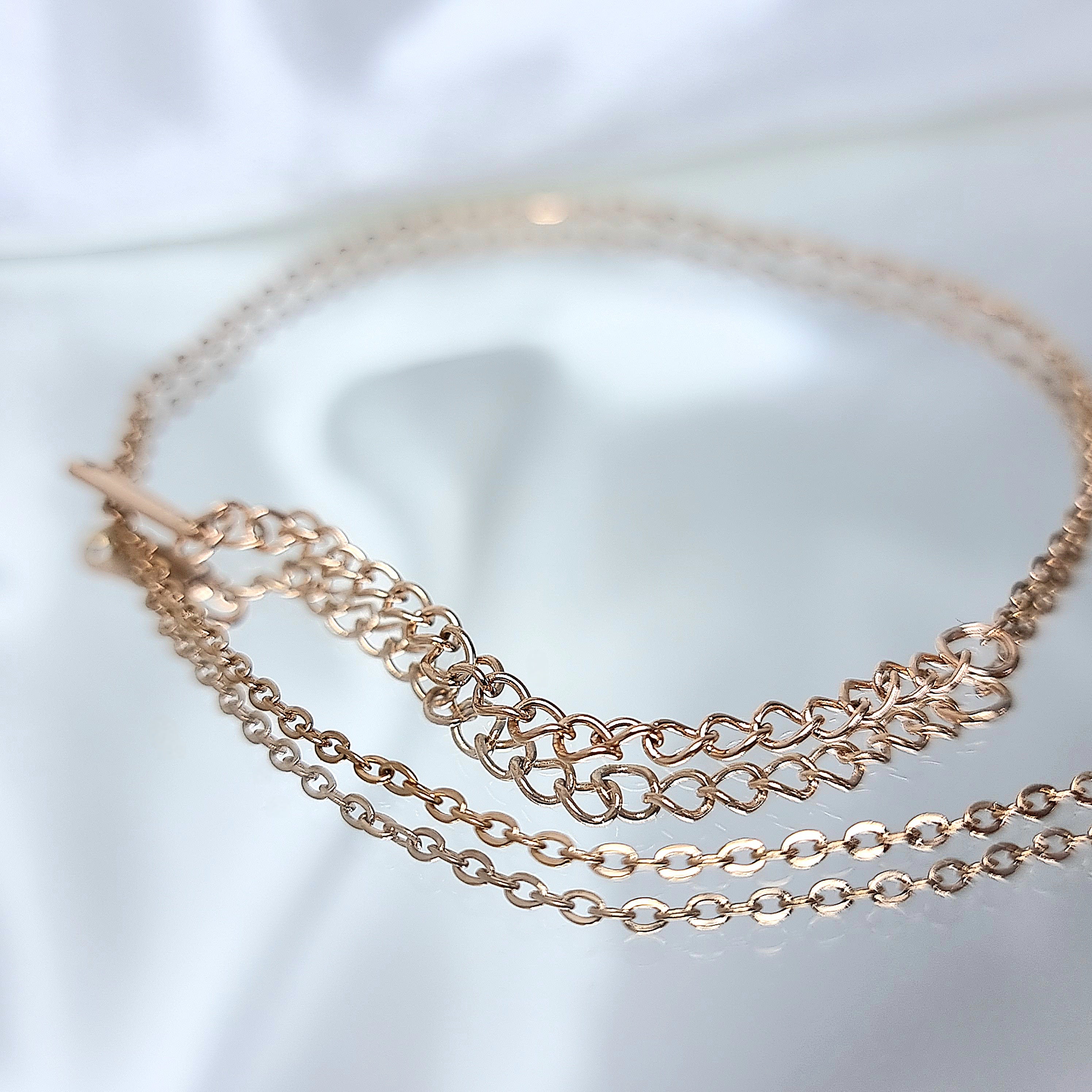 Apzeltīta ķēdīte, neizraisa alerģiju, kvalitatīva, neapsūbē. Drošs pirkums, ātra piegāde, plašs sortiments, vienkāršota atgriešana. Klasiska ķēdīte, kaklarota i…