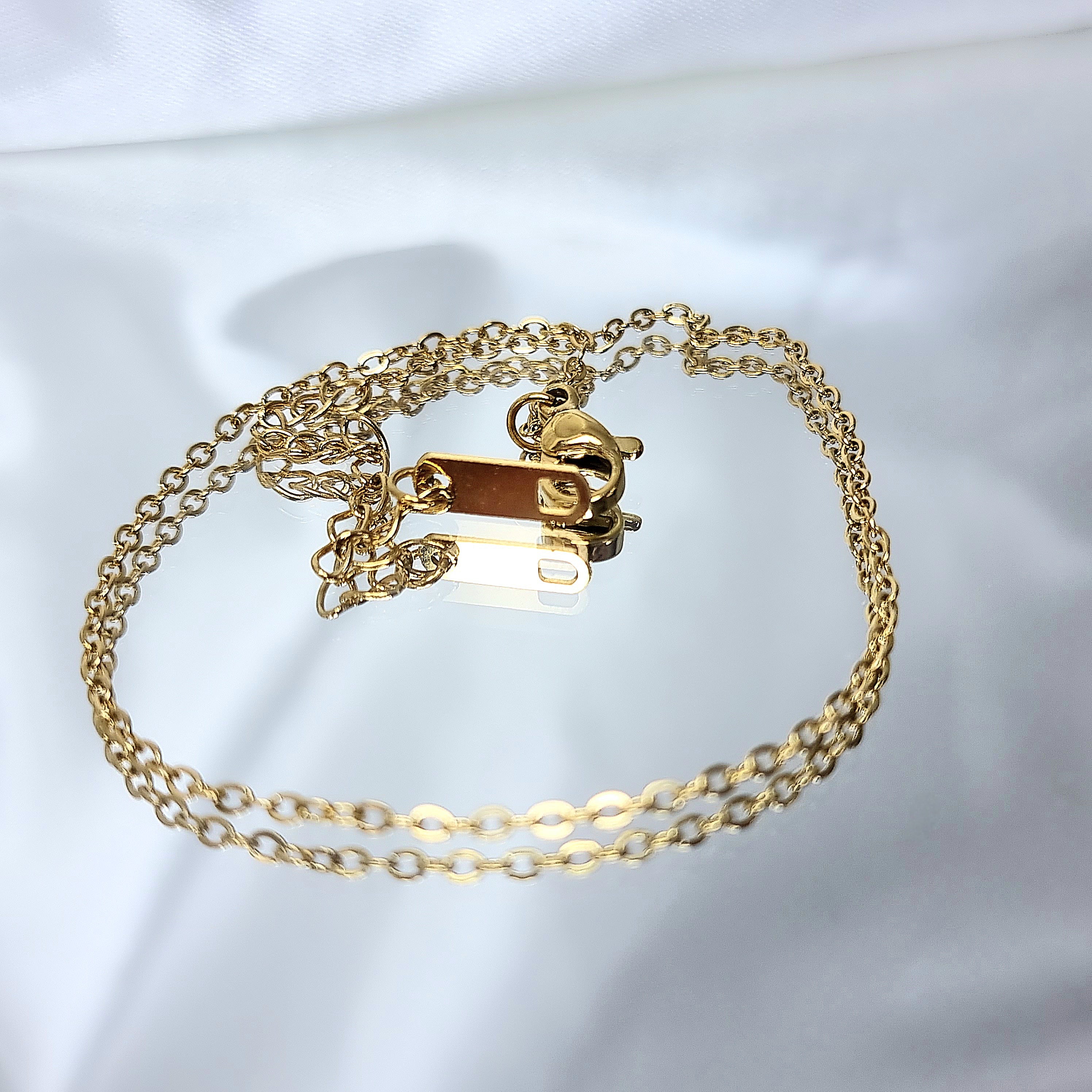 Apzeltīta ķēdīte, neizraisa alerģiju, kvalitatīva, neapsūbē. Drošs pirkums, ātra piegāde, plašs sortiments, vienkāršota atgriešana. Klasiska ķēdīte, kaklarota i…