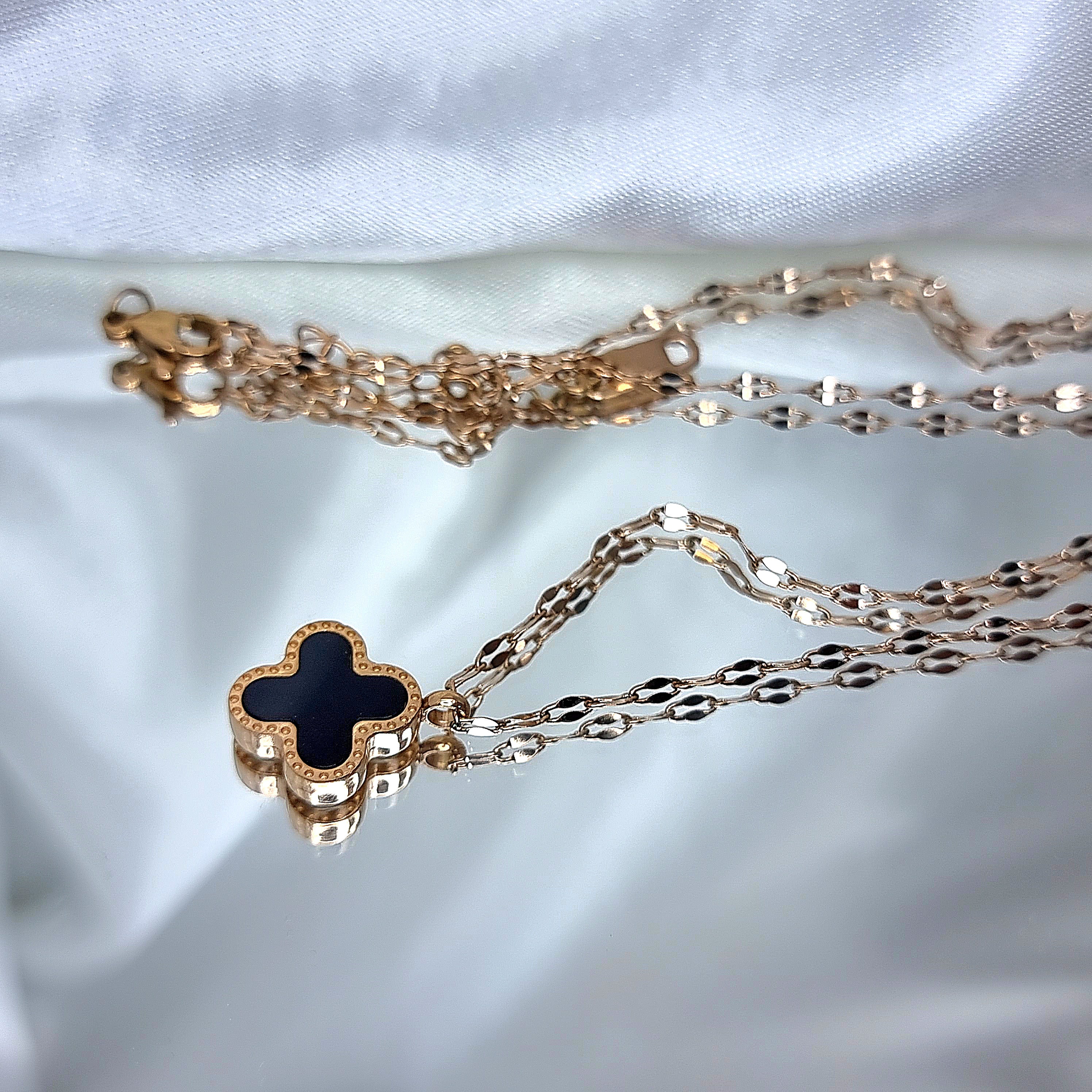 Kaklarota "Black shiny clover rose"