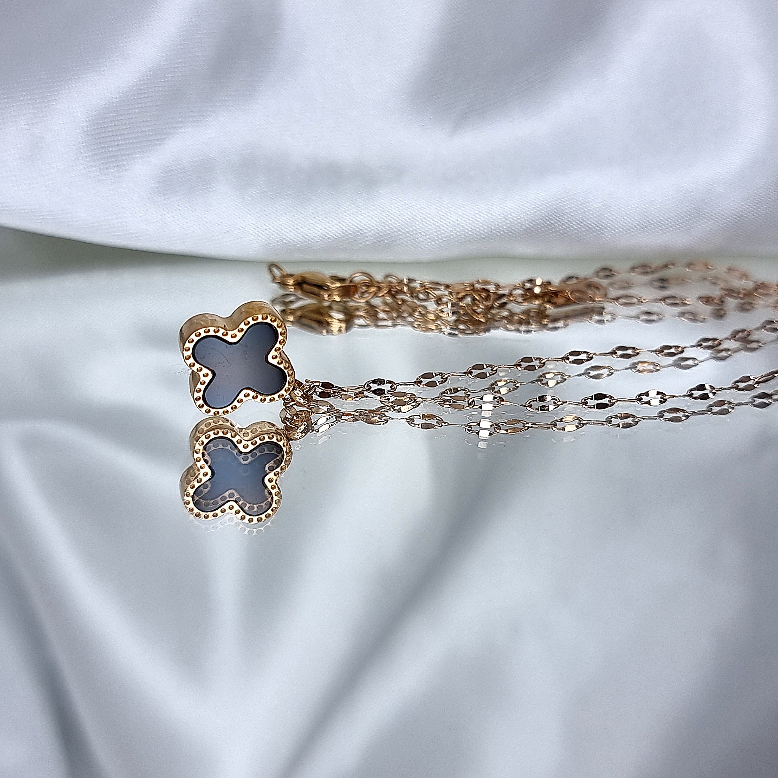 Kaklarota "Black shiny clover rose"