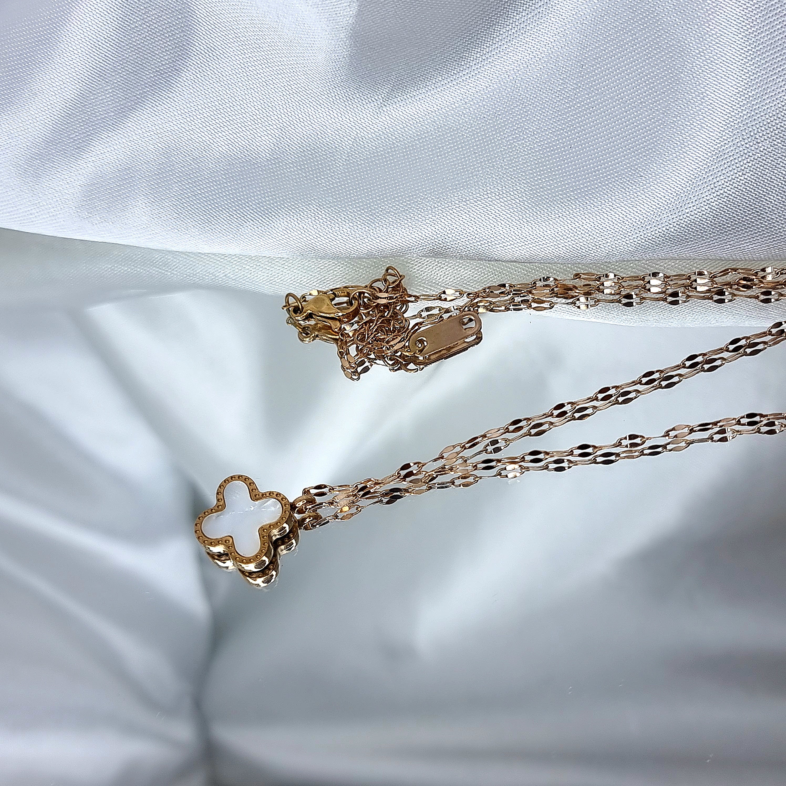 Kaklarota "Black shiny clover rose"